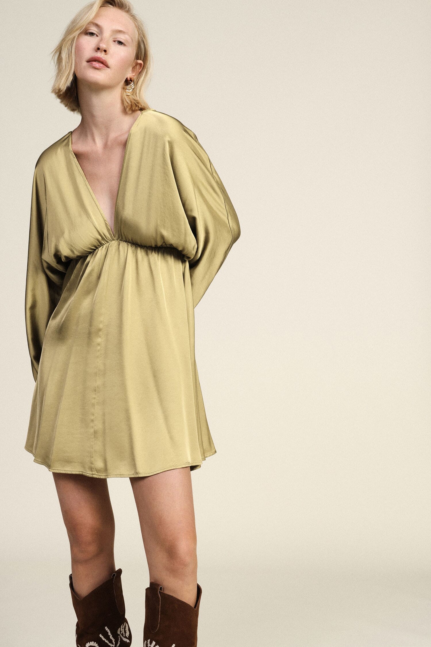 Robe courte à manches longues et encolure profonde Dixie