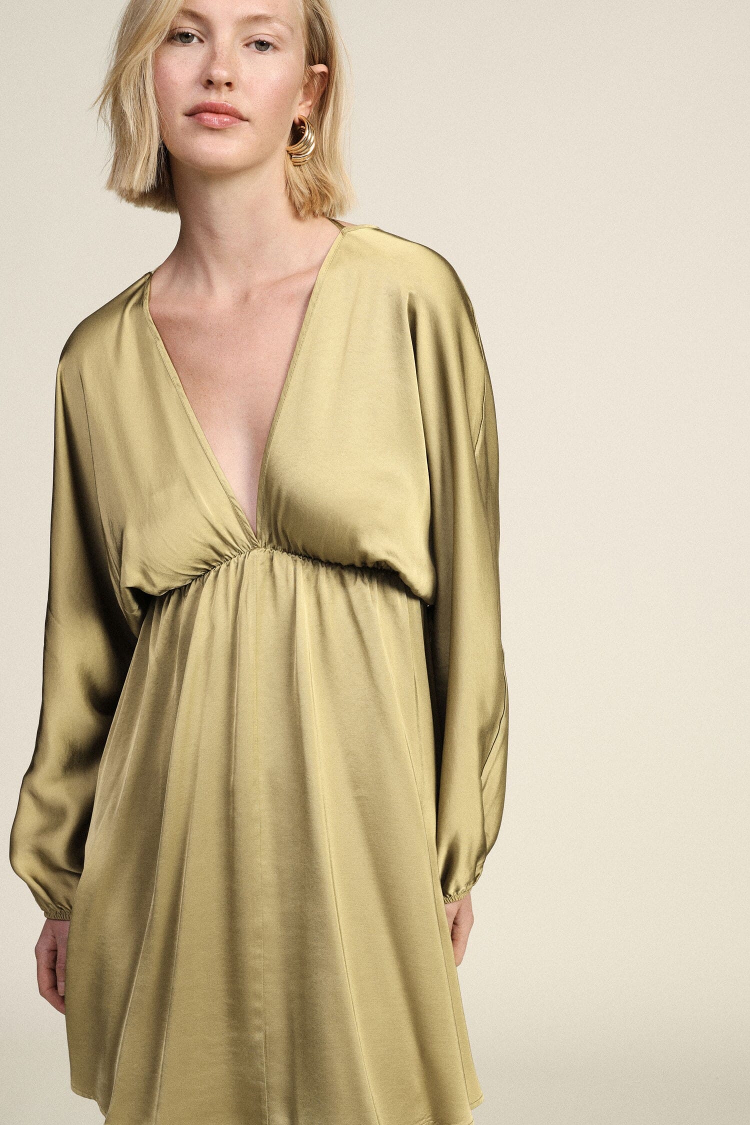 Robe courte à manches longues et encolure profonde Dixie