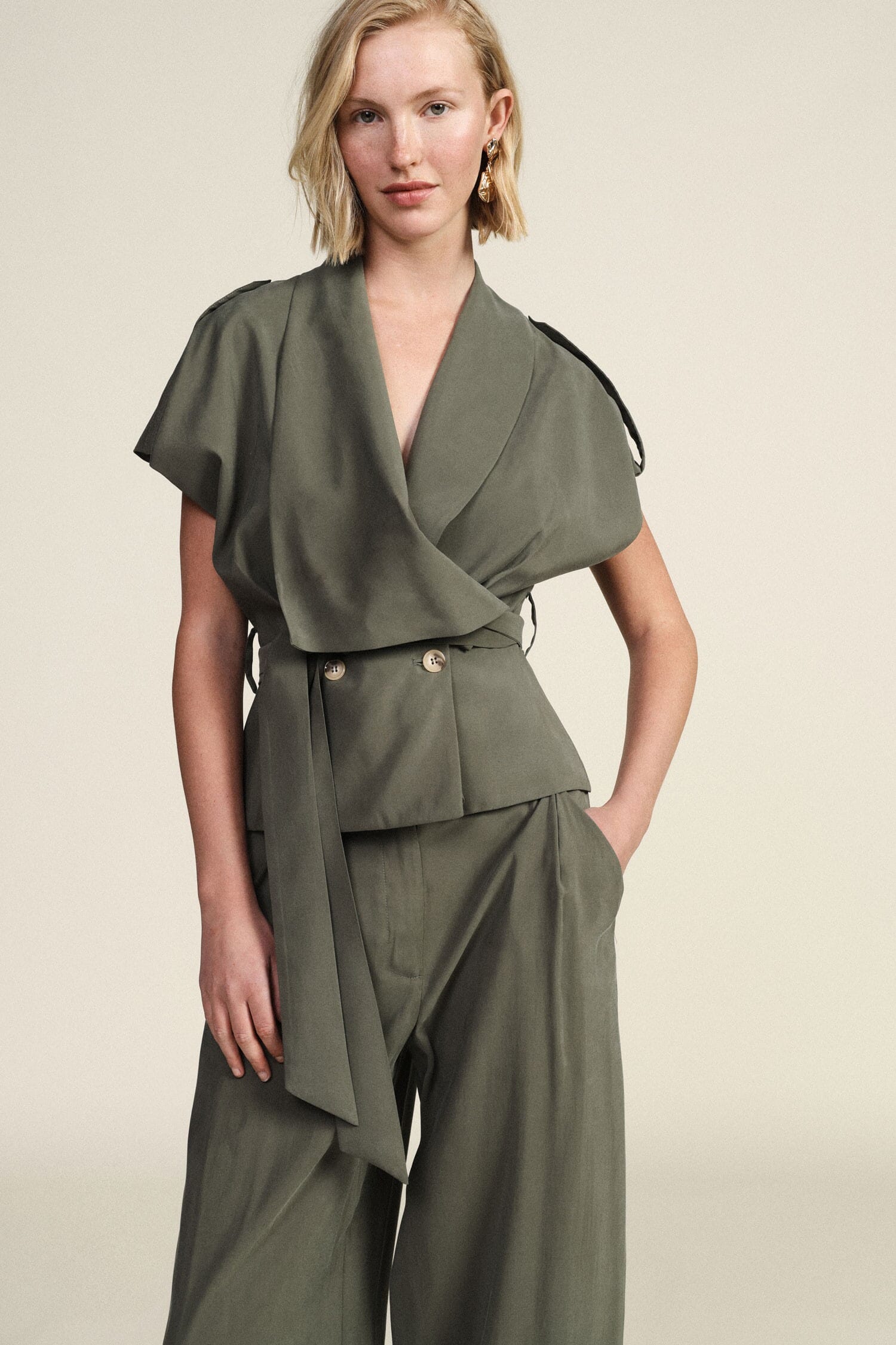 Giacca Smanicata Con Cintura E Spalle Strutturate Dixie