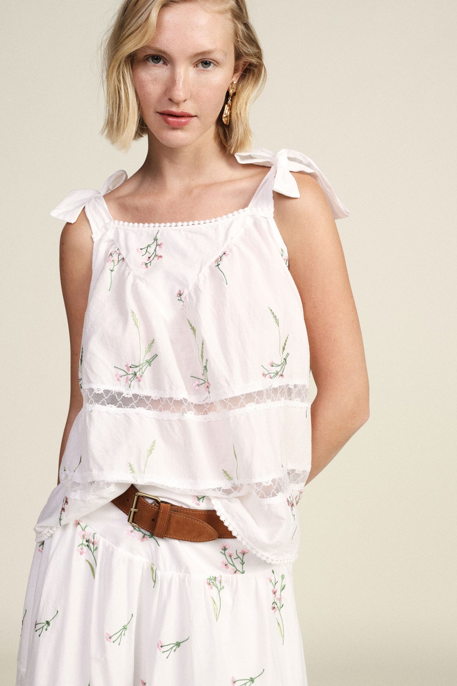 Top à larges bretelles et broderie florale Dixie