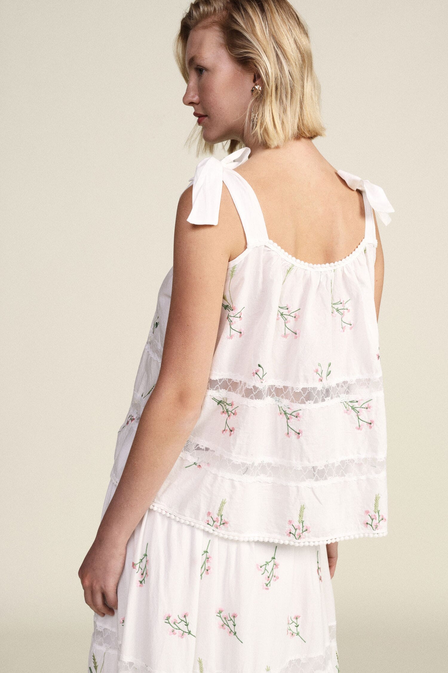 Top à larges bretelles et broderie florale Dixie
