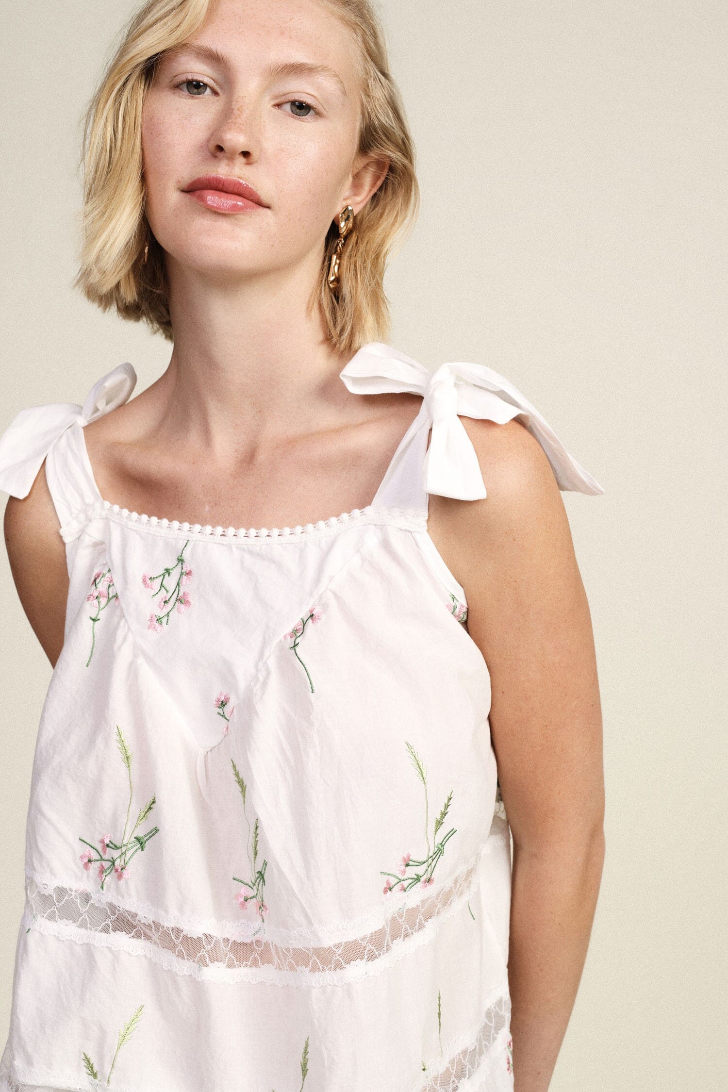 Top à larges bretelles et broderie florale Dixie