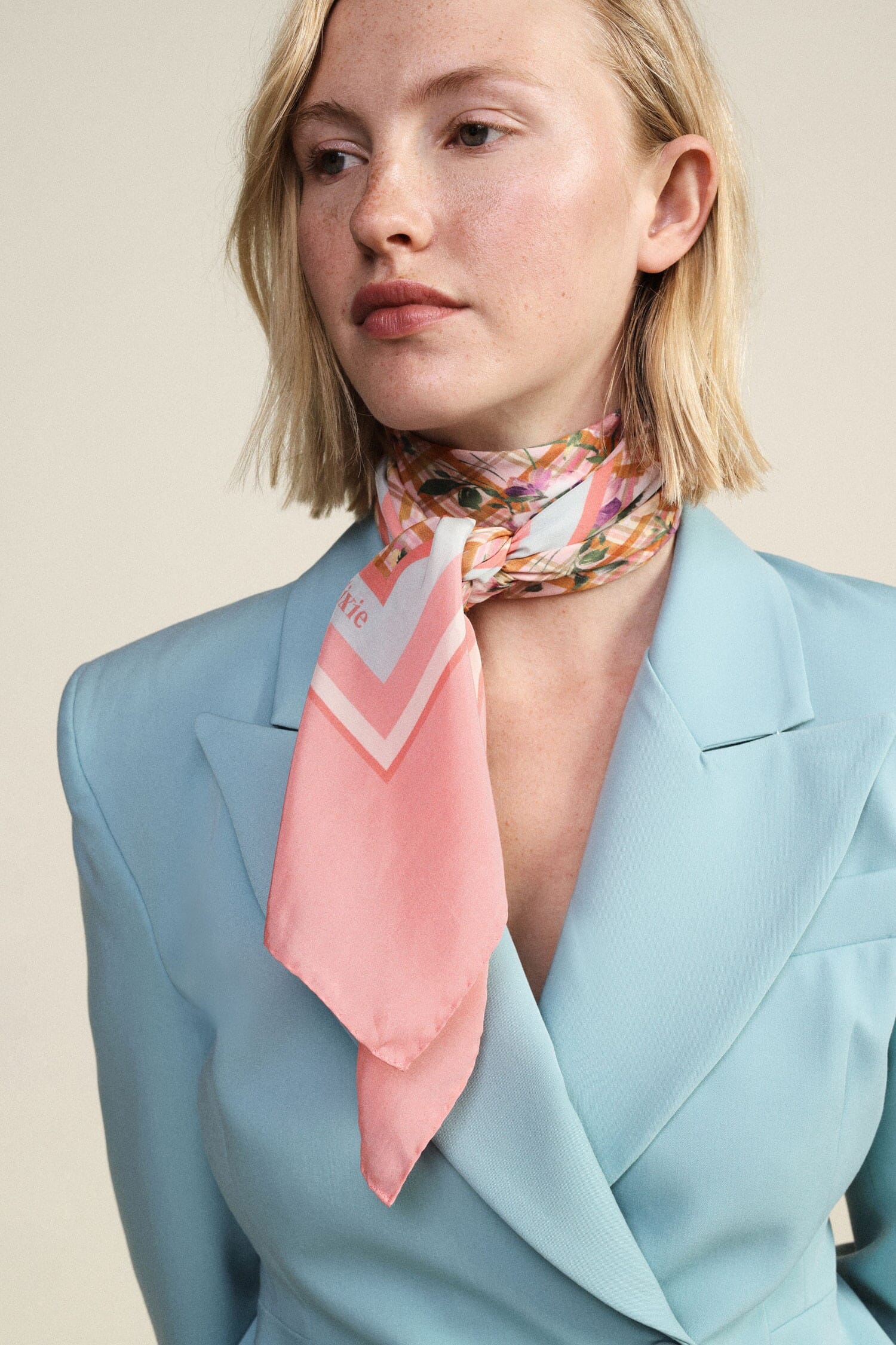 Foulard Quadrato Con Fantasia Floreale E Bordo A Contrasto Dixie