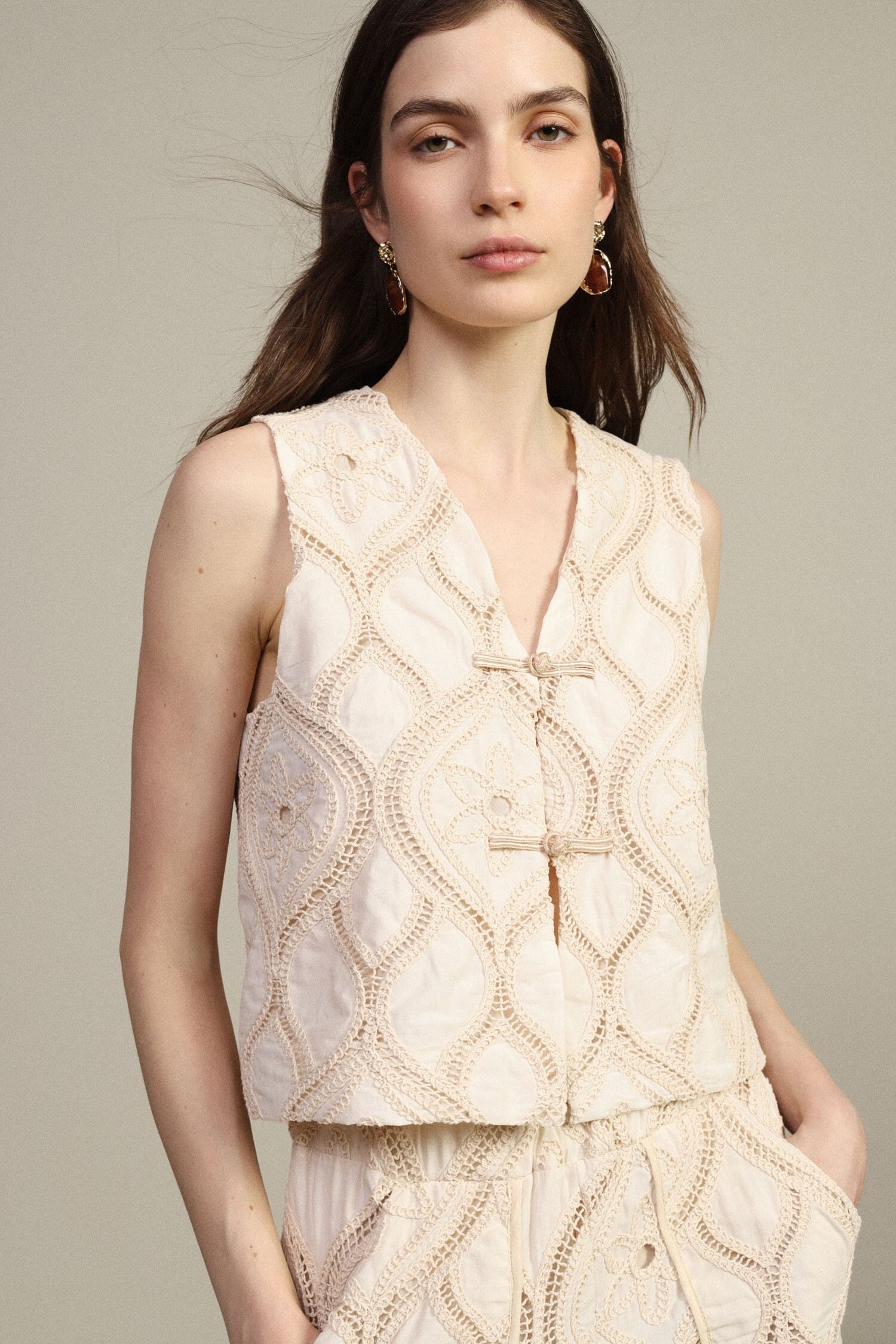 Gilet Corto Ricamato Con Chiusura A Nodi Dixie