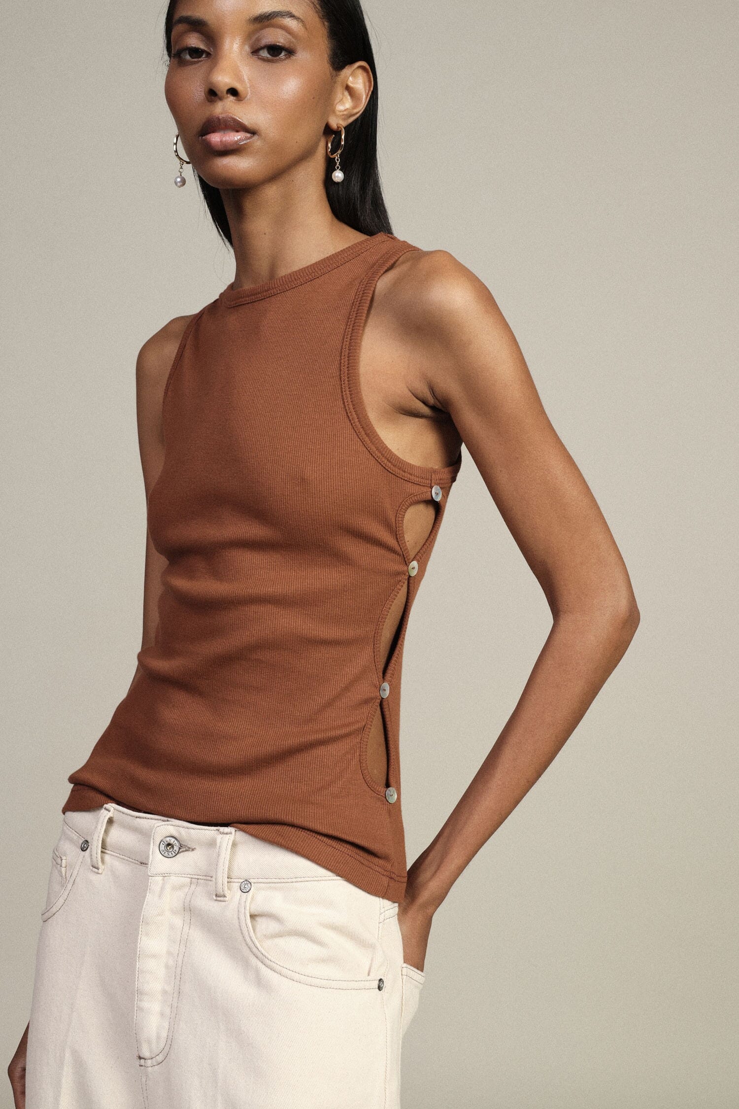 Top Smanicato Con Bottoni Laterali Sagomati Dixie