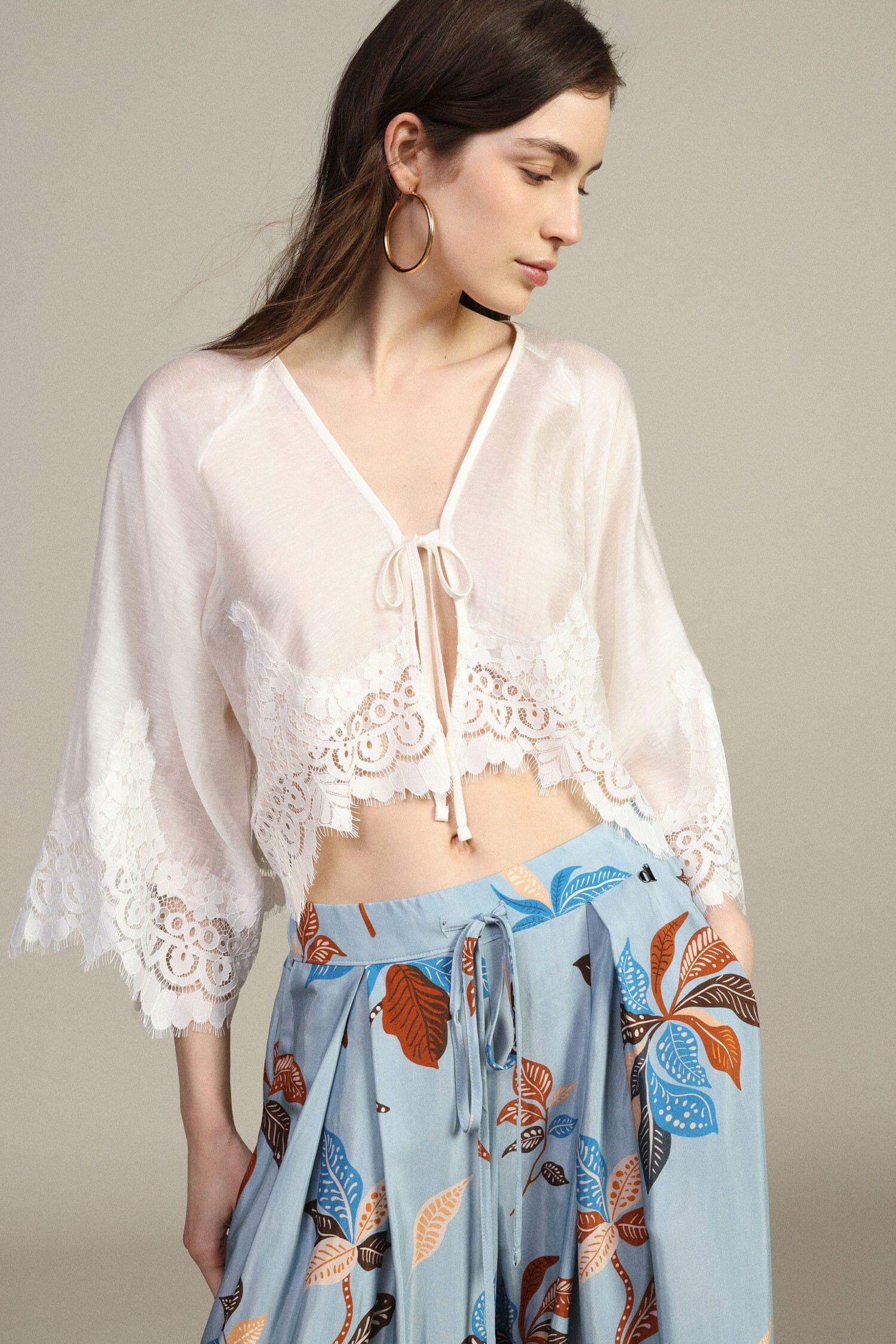 Chemisier court à manches larges et bordé de dentelle Dixie