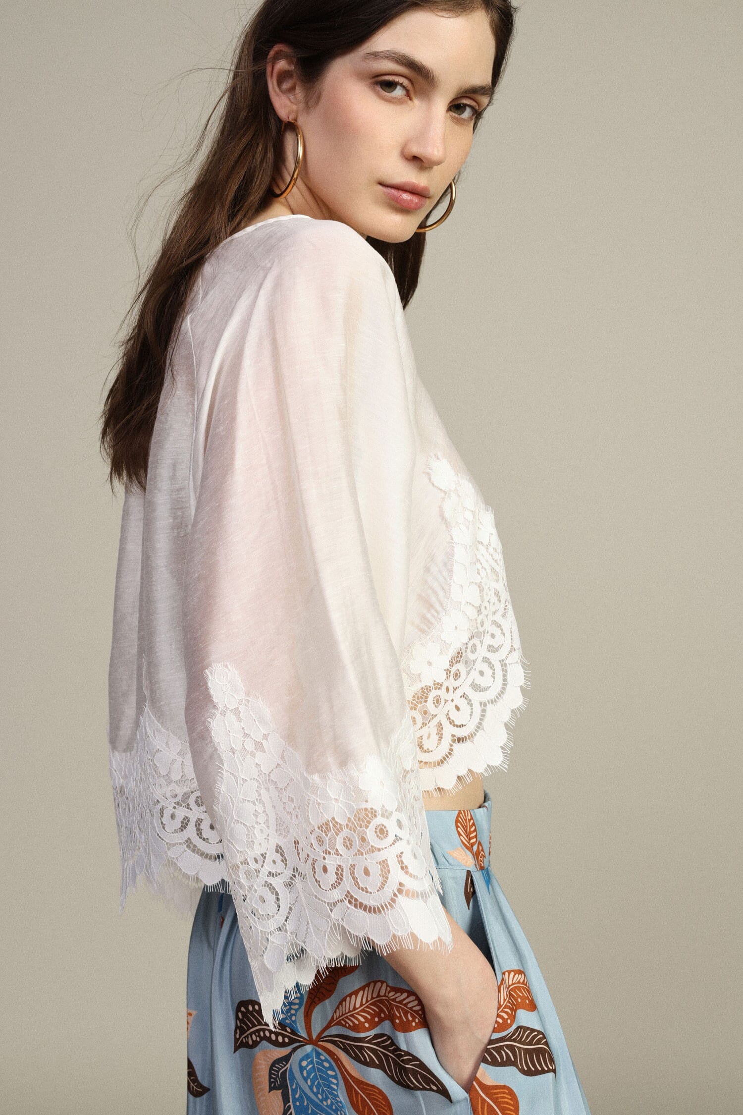 Chemisier court à manches larges et bordé de dentelle Dixie