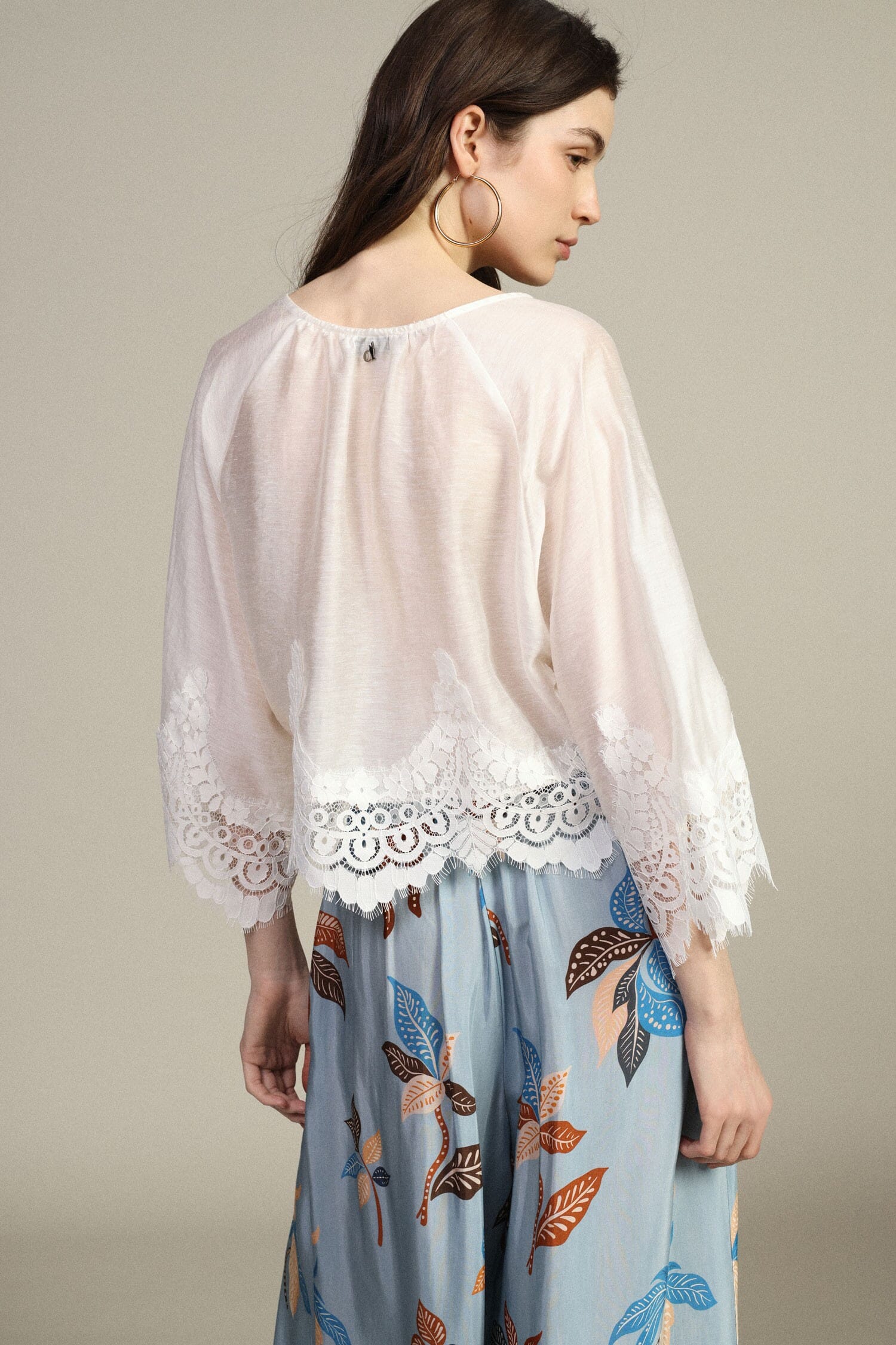 Chemisier court à manches larges et bordé de dentelle Dixie