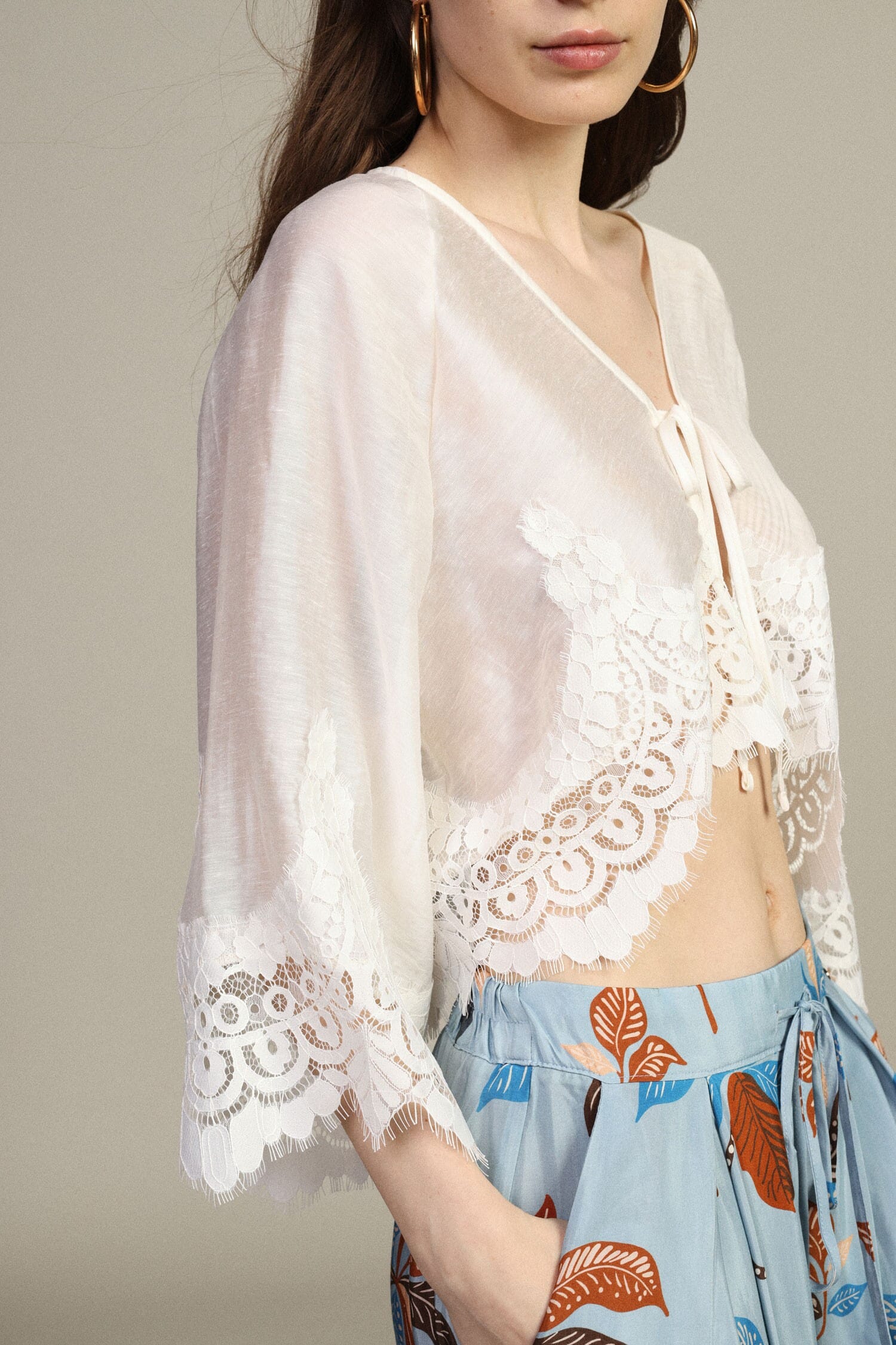 Chemisier court à manches larges et bordé de dentelle Dixie