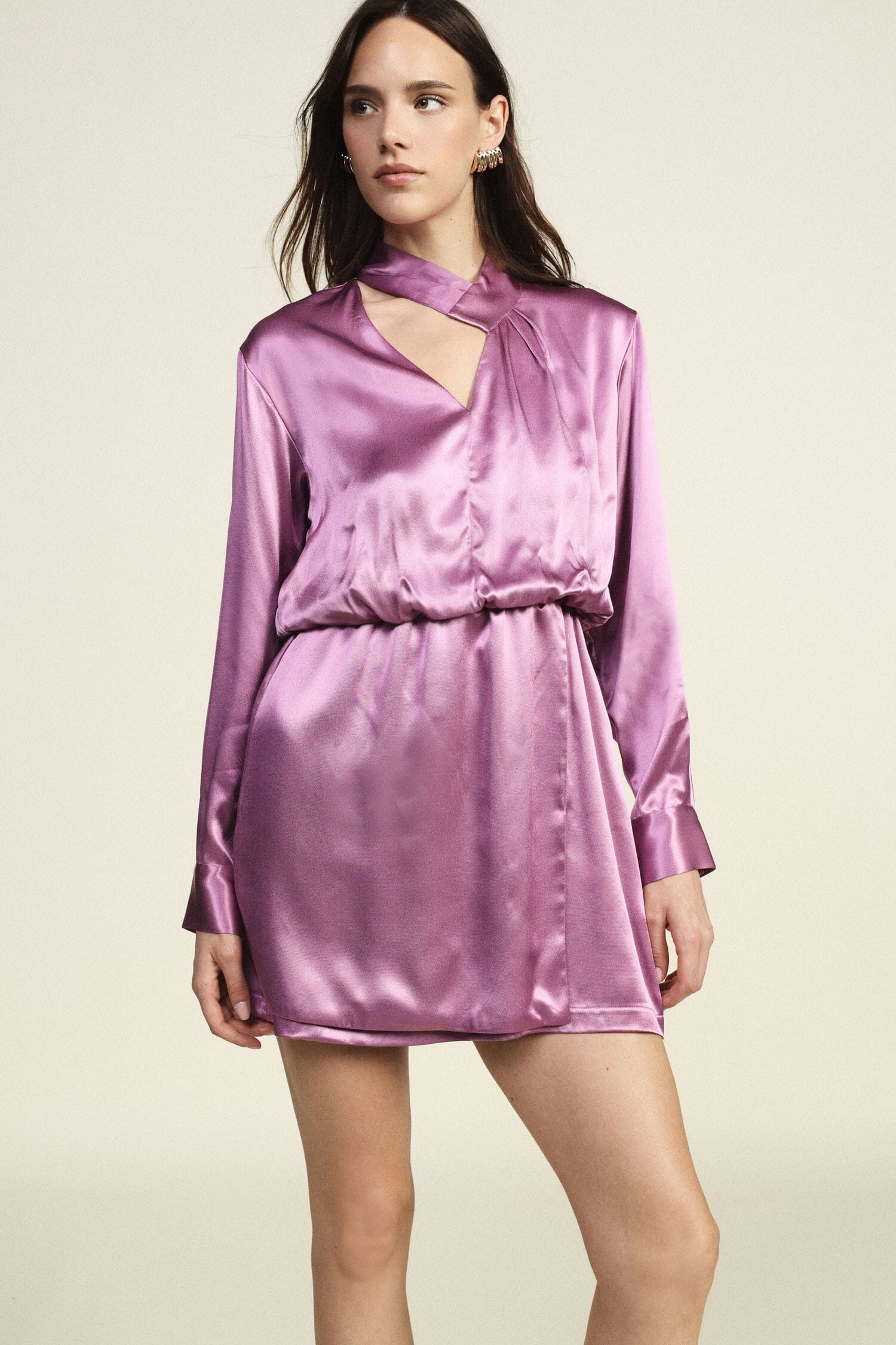 Robe courte à encolure croisée et manches longues Dixie