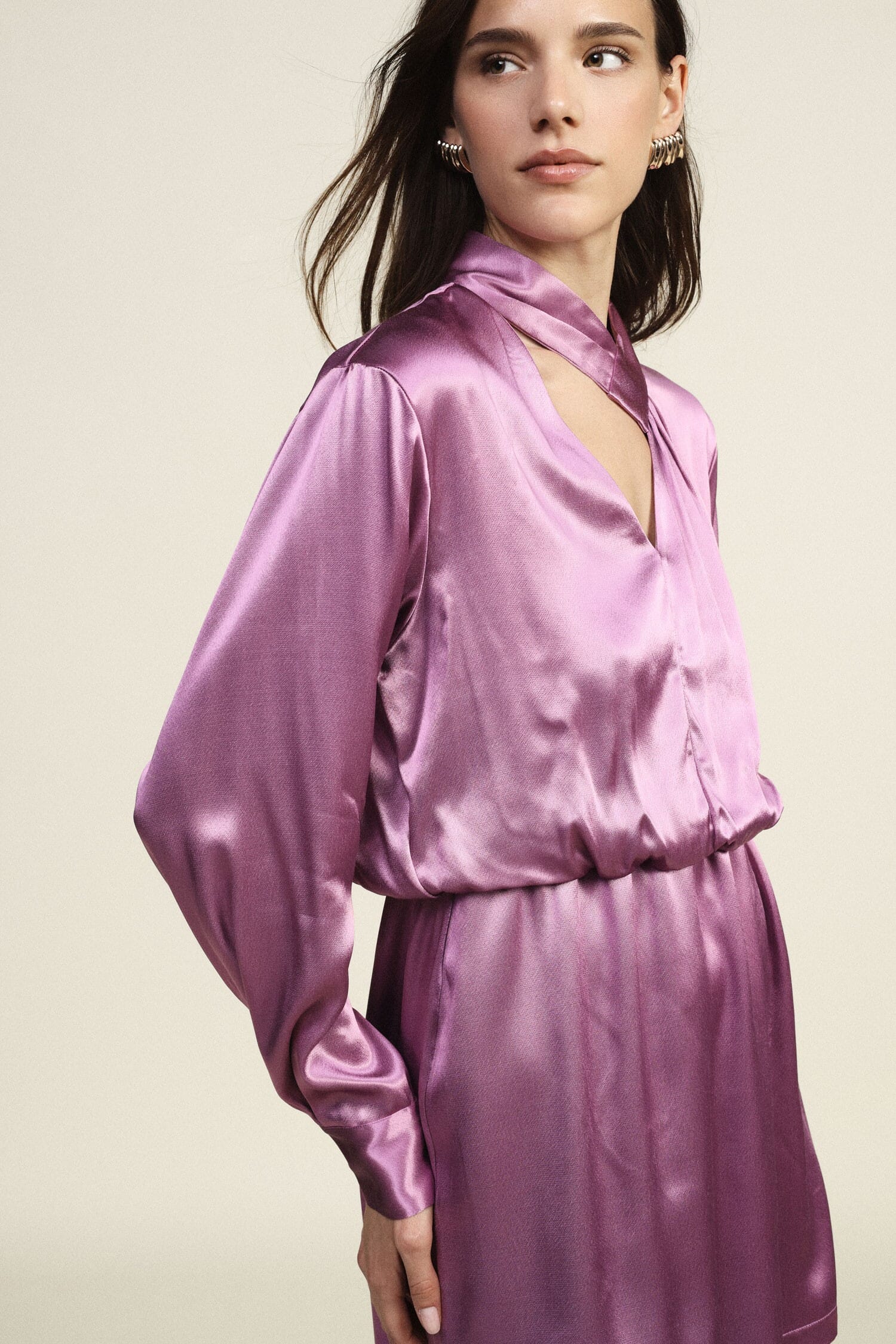 Robe courte à encolure croisée et manches longues Dixie