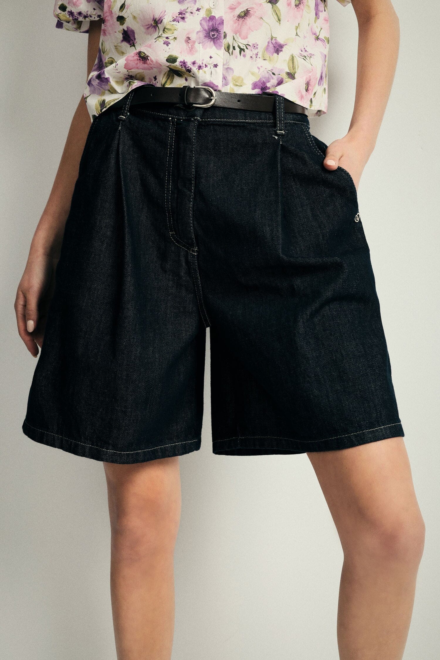 Short en denim à genoux avec ceinture SVP