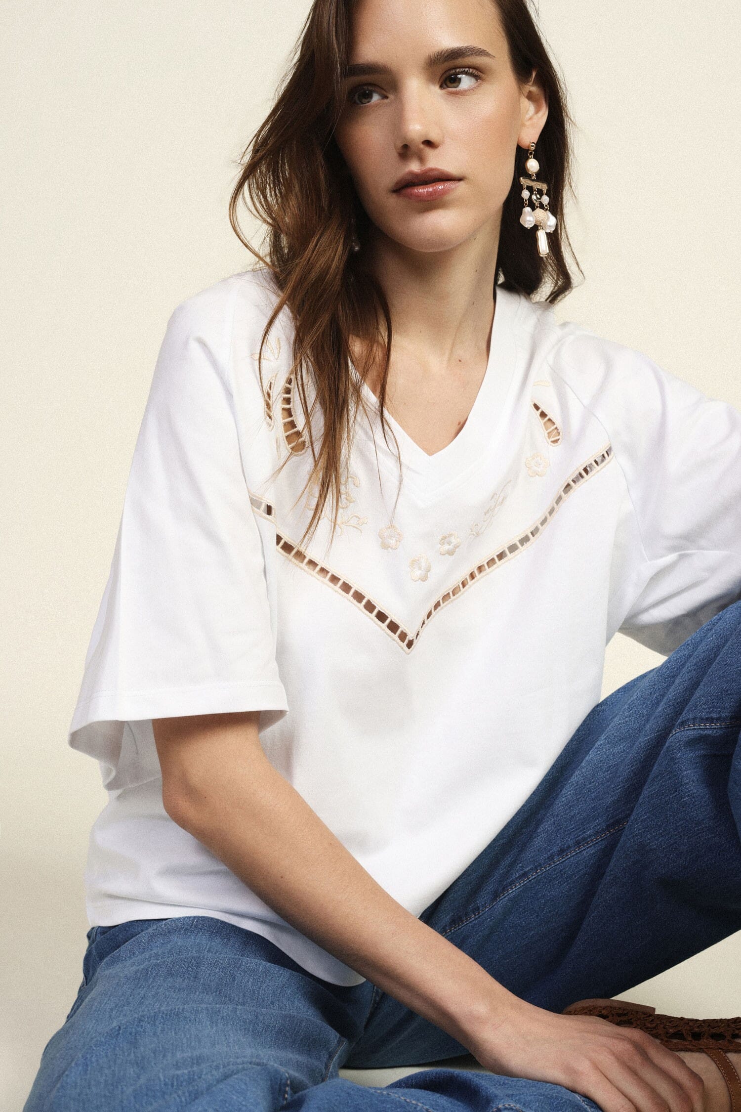 T-Shirt Corta Con Ricamo Geometrico E Scollo A V Dixie