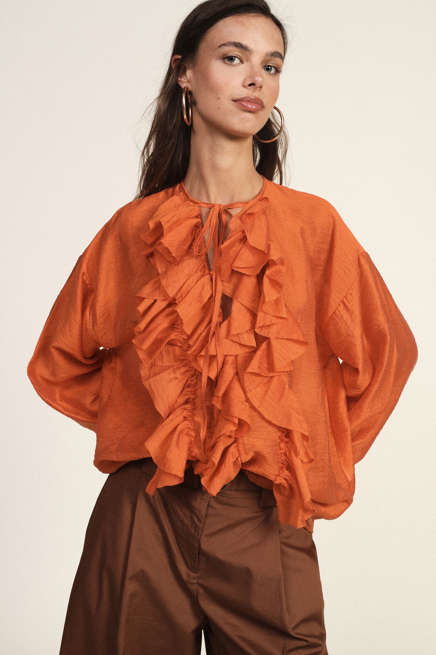 Dixie Wide Blouse with Long Sleeves and Front Ruffles (Chemisier large à manches longues et volants sur le devant)
