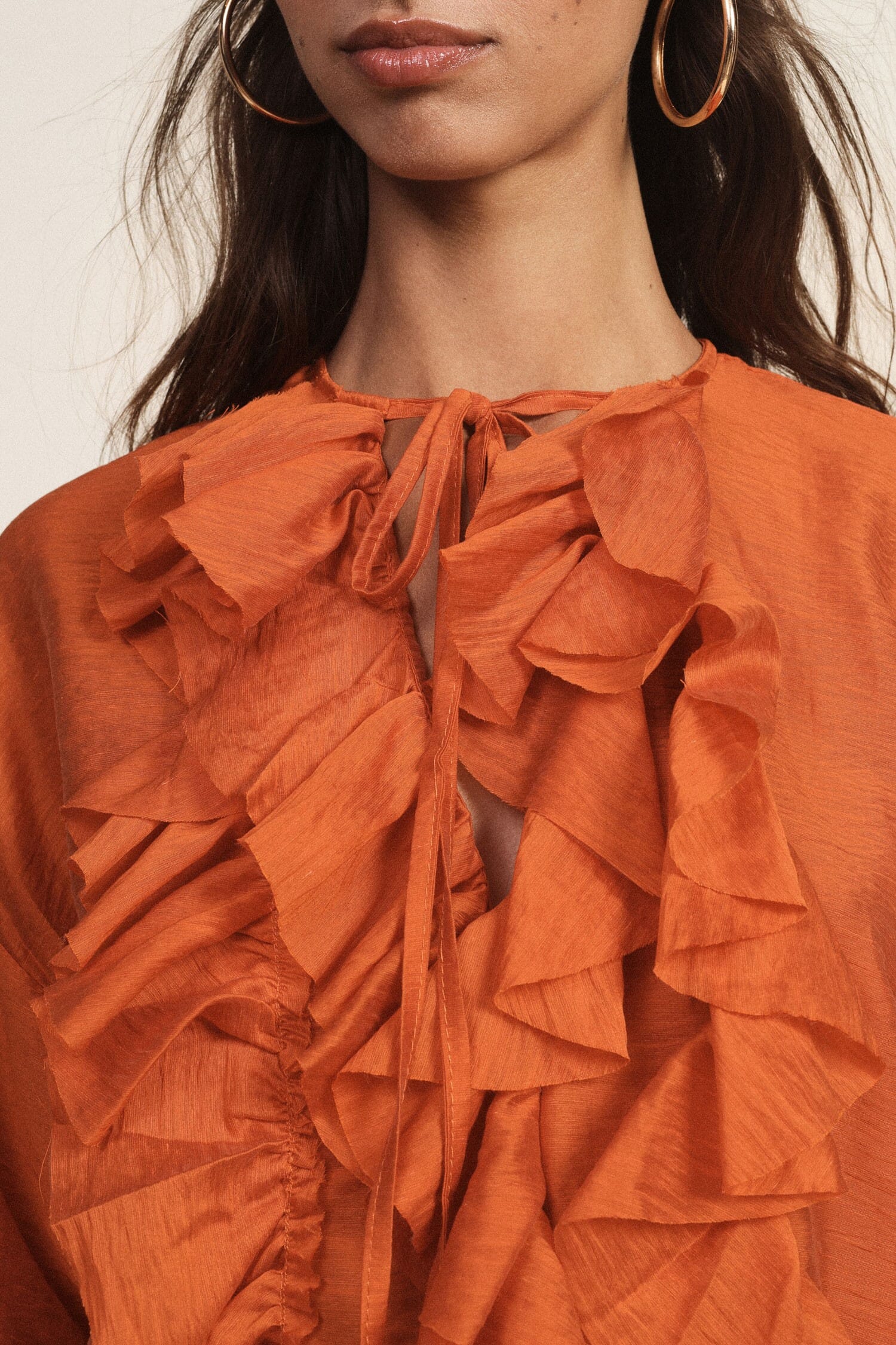 Dixie Wide Blouse with Long Sleeves and Front Ruffles (Chemisier large à manches longues et volants sur le devant)