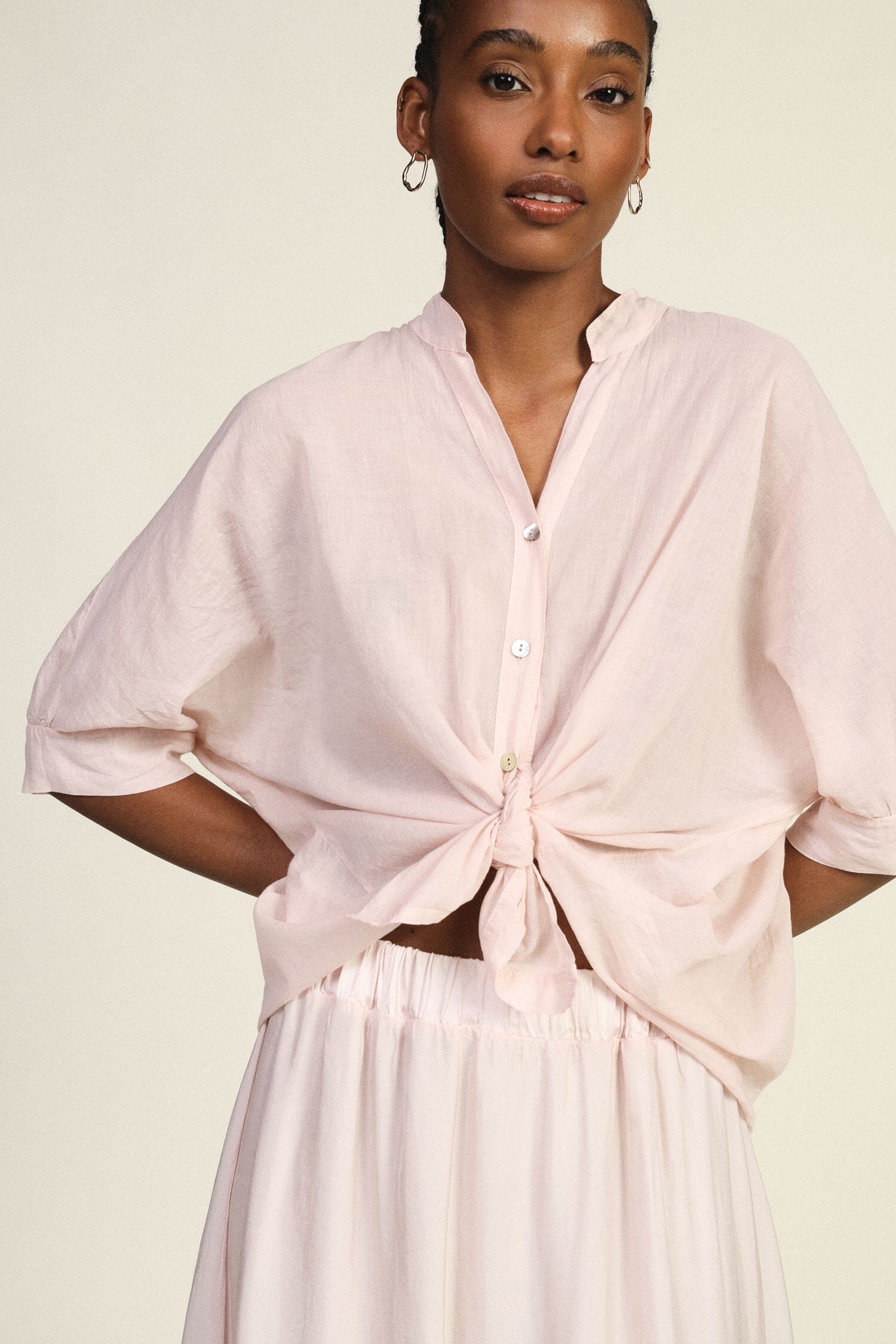 Chemise croisée avec nœud sur le devant et manches retroussées Dixie