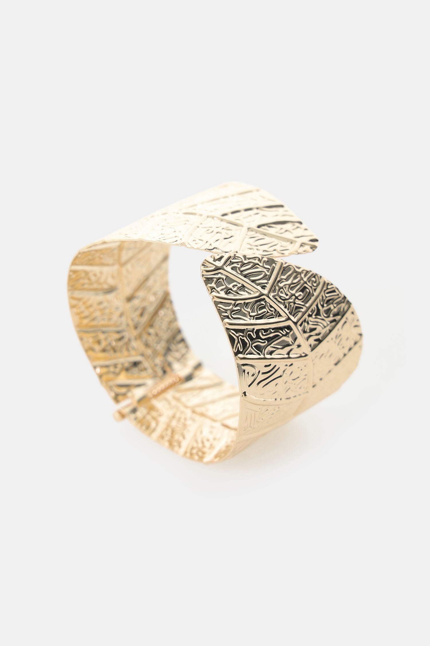 Dixie Leaf Motif Engraved Rigid Bracelet