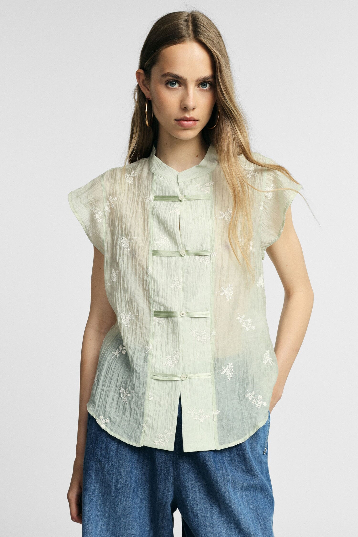 Camicia Senza Maniche Con Fiori Ricamati E Chiusura Frontale Please