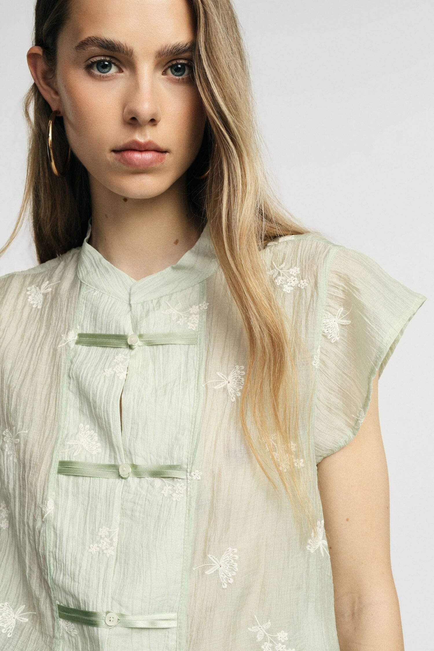 Camicia Senza Maniche Con Fiori Ricamati E Chiusura Frontale Please