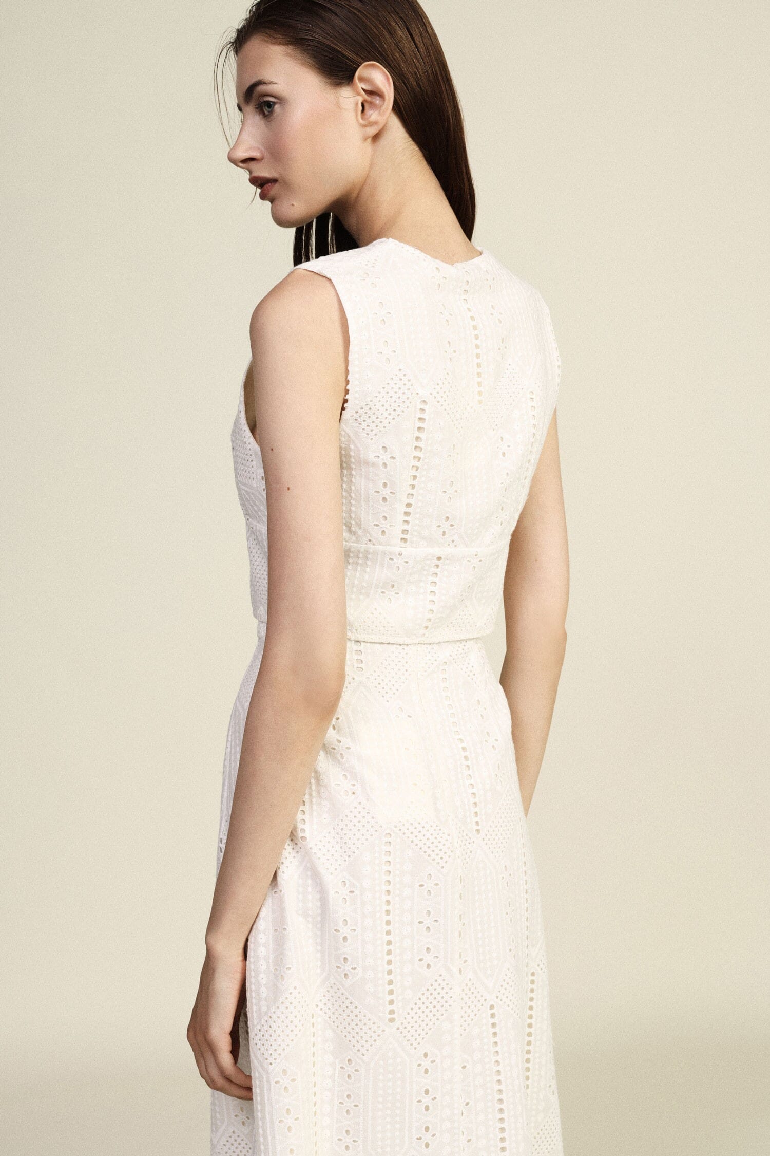 Dixie Short Perforated Top with Scalloped Neckline (Top court perforé à encolure festonnée)
