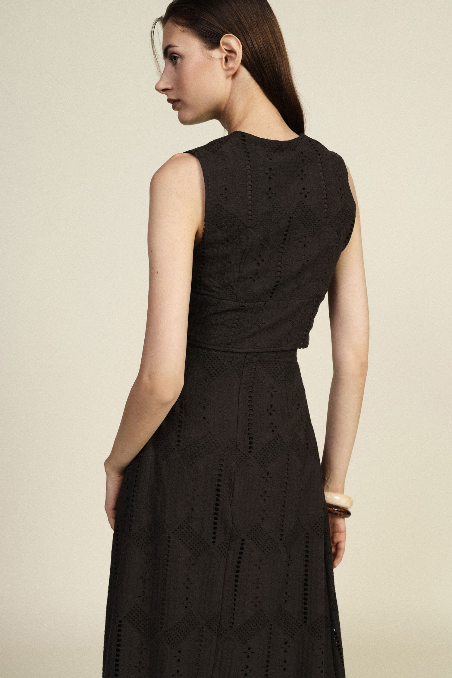 Dixie Short Perforated Top with Scalloped Neckline (Top court perforé à encolure festonnée)