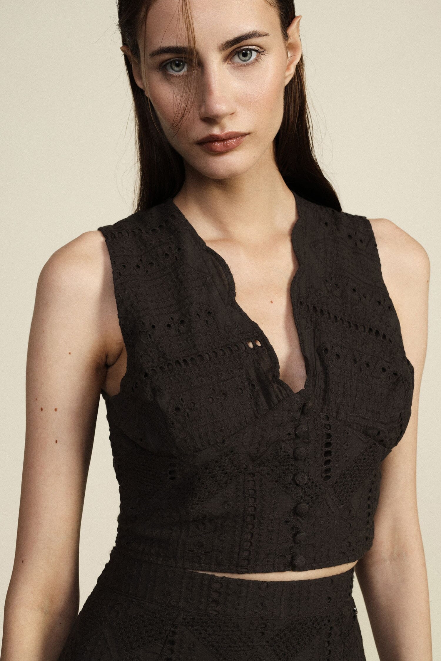 Dixie Short Perforated Top with Scalloped Neckline (Top court perforé à encolure festonnée)