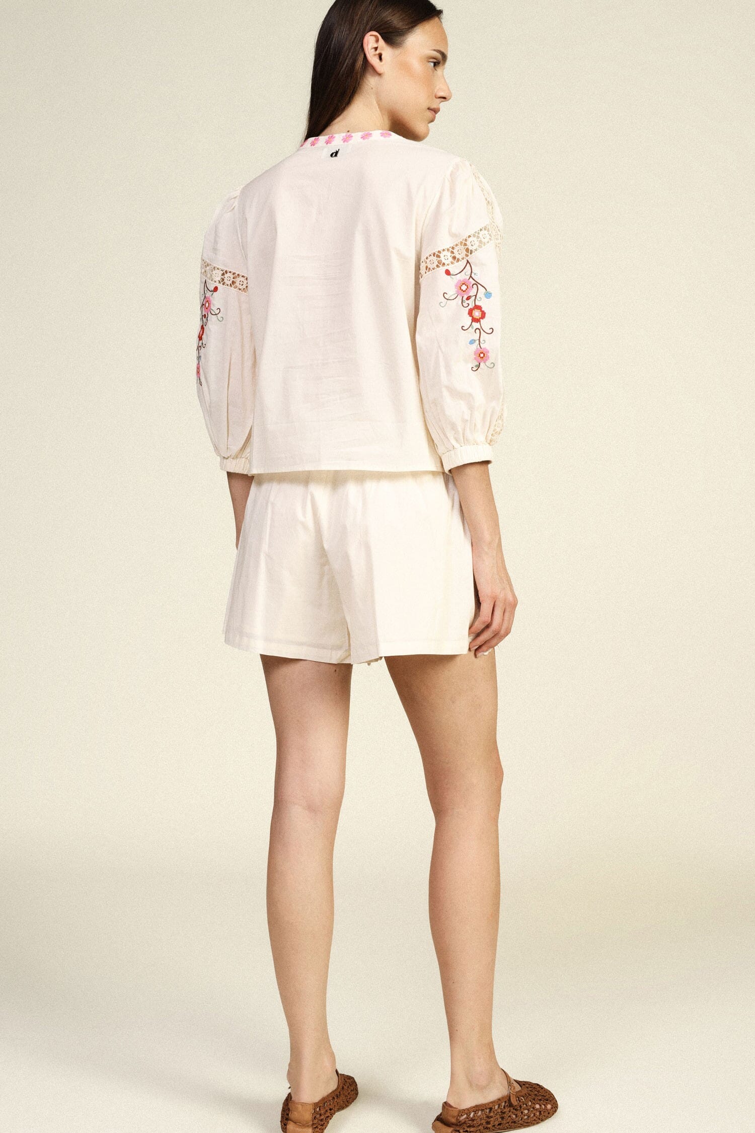 Short à coupe régulière avec broderie florale et bordure ondulée Dixie