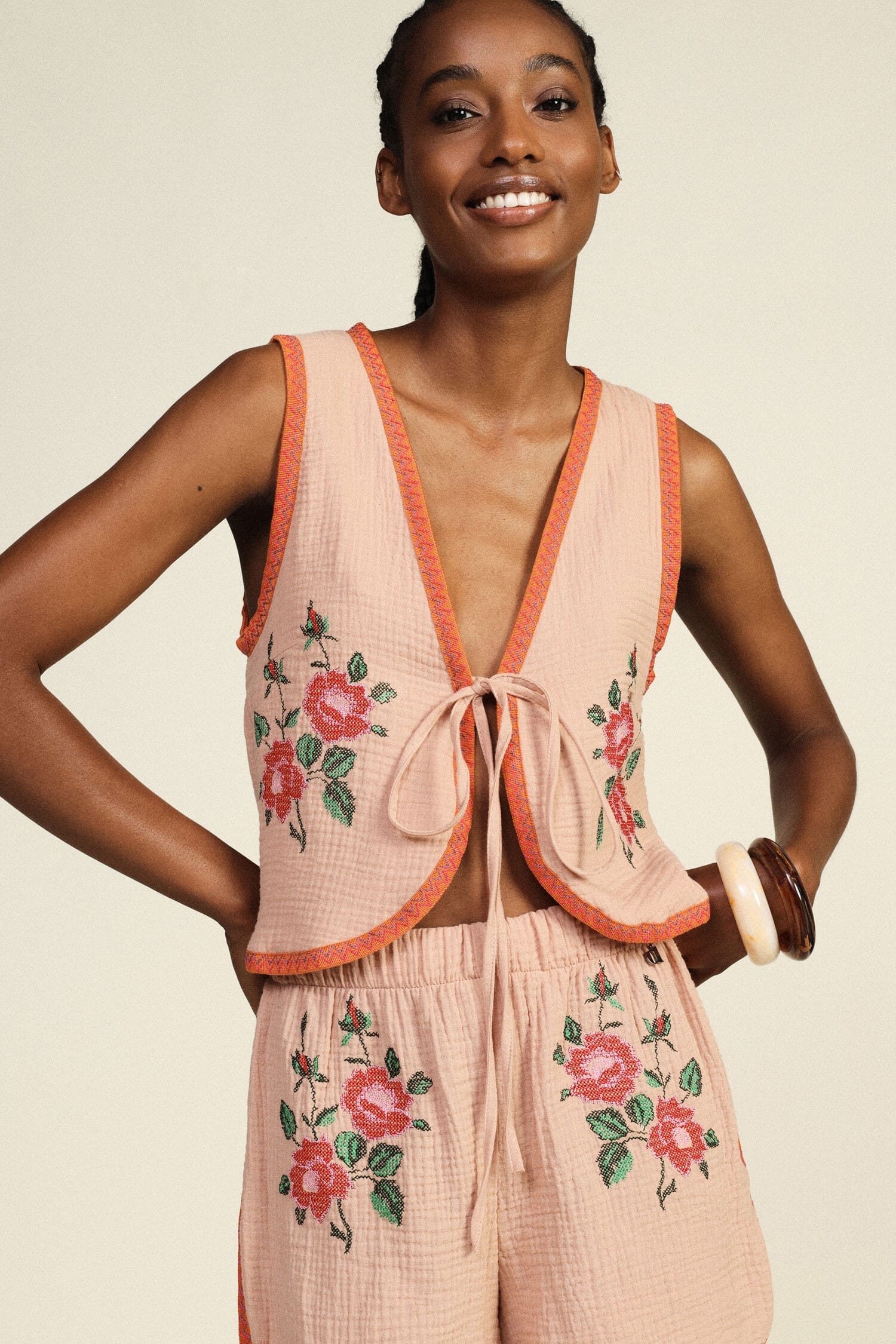 Waistcoat With Contrasting Profiles And Floral Embroidery Dixie