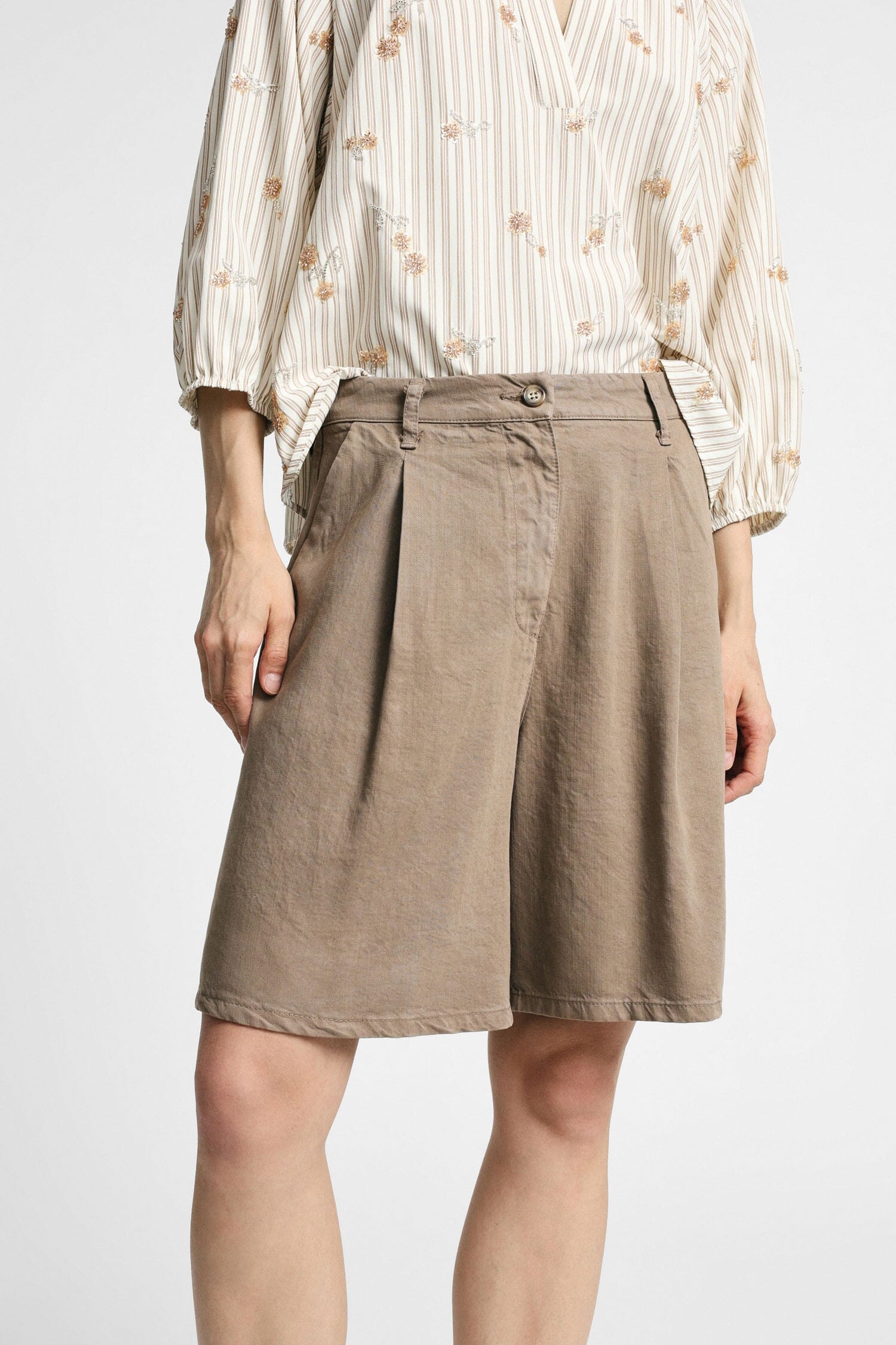 Short taille haute avec pinces et poches latérales Please