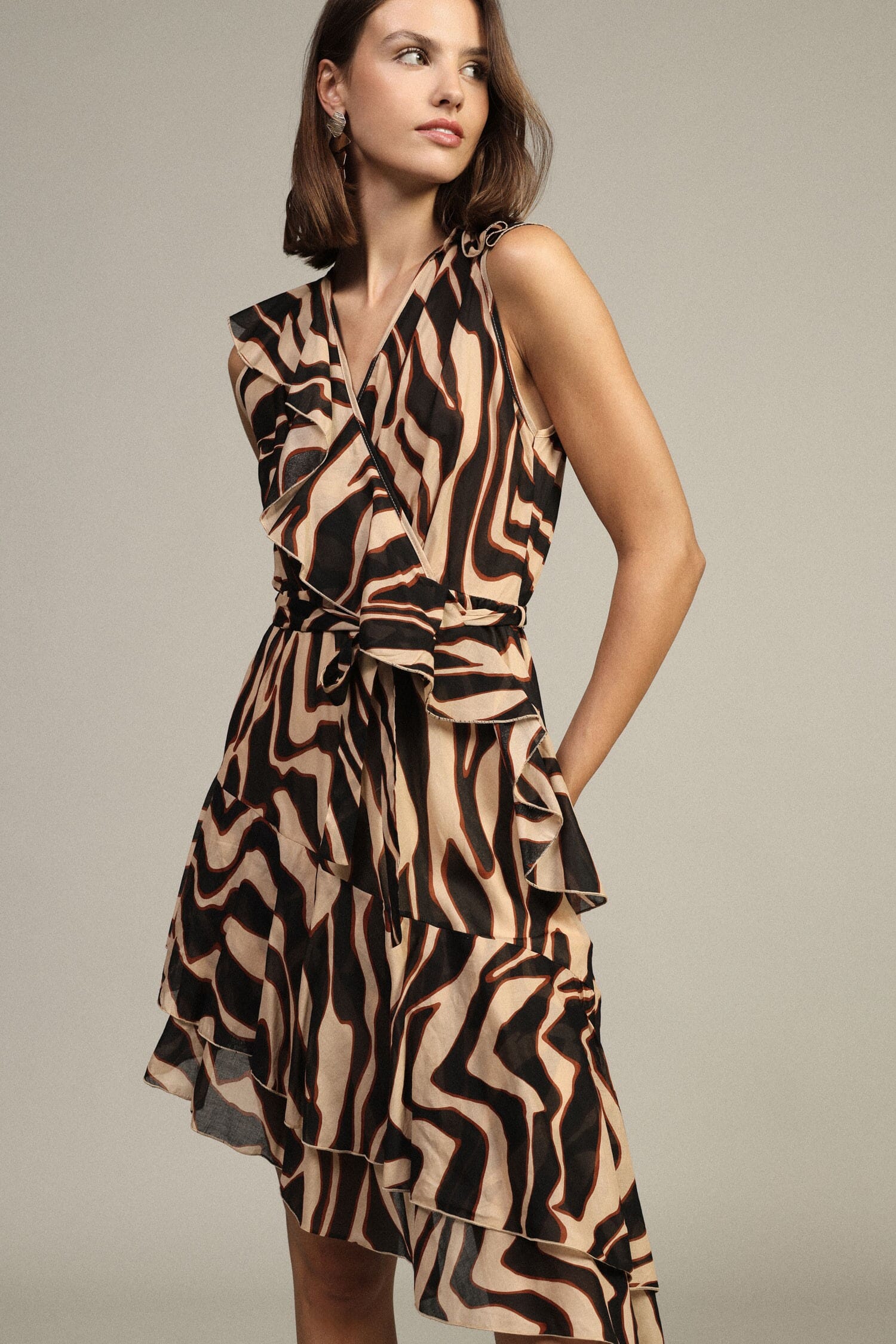 Robe courte croisée à volants asymétriques Dixie