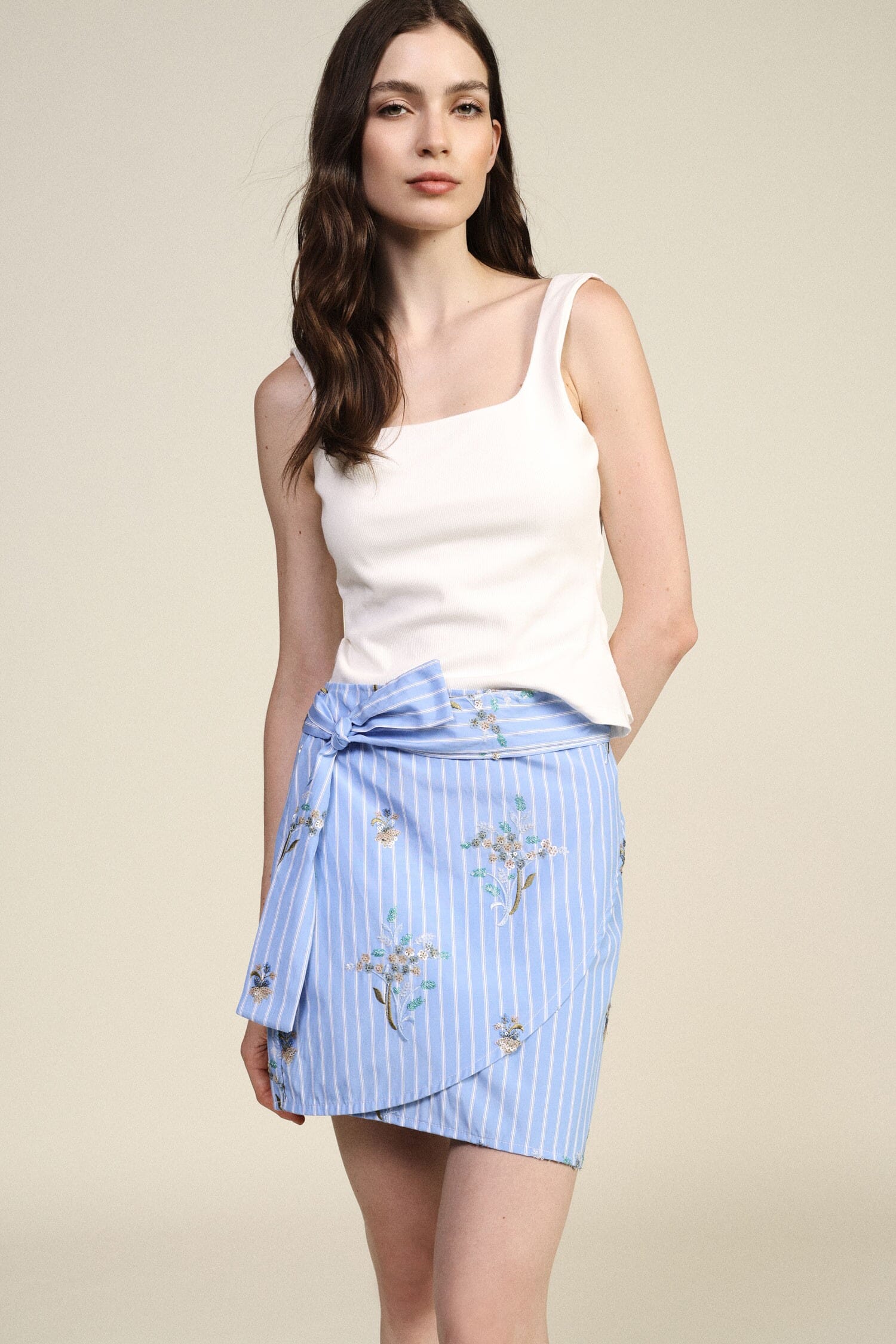 Jupe courte portefeuille à imprimé floral Dixie