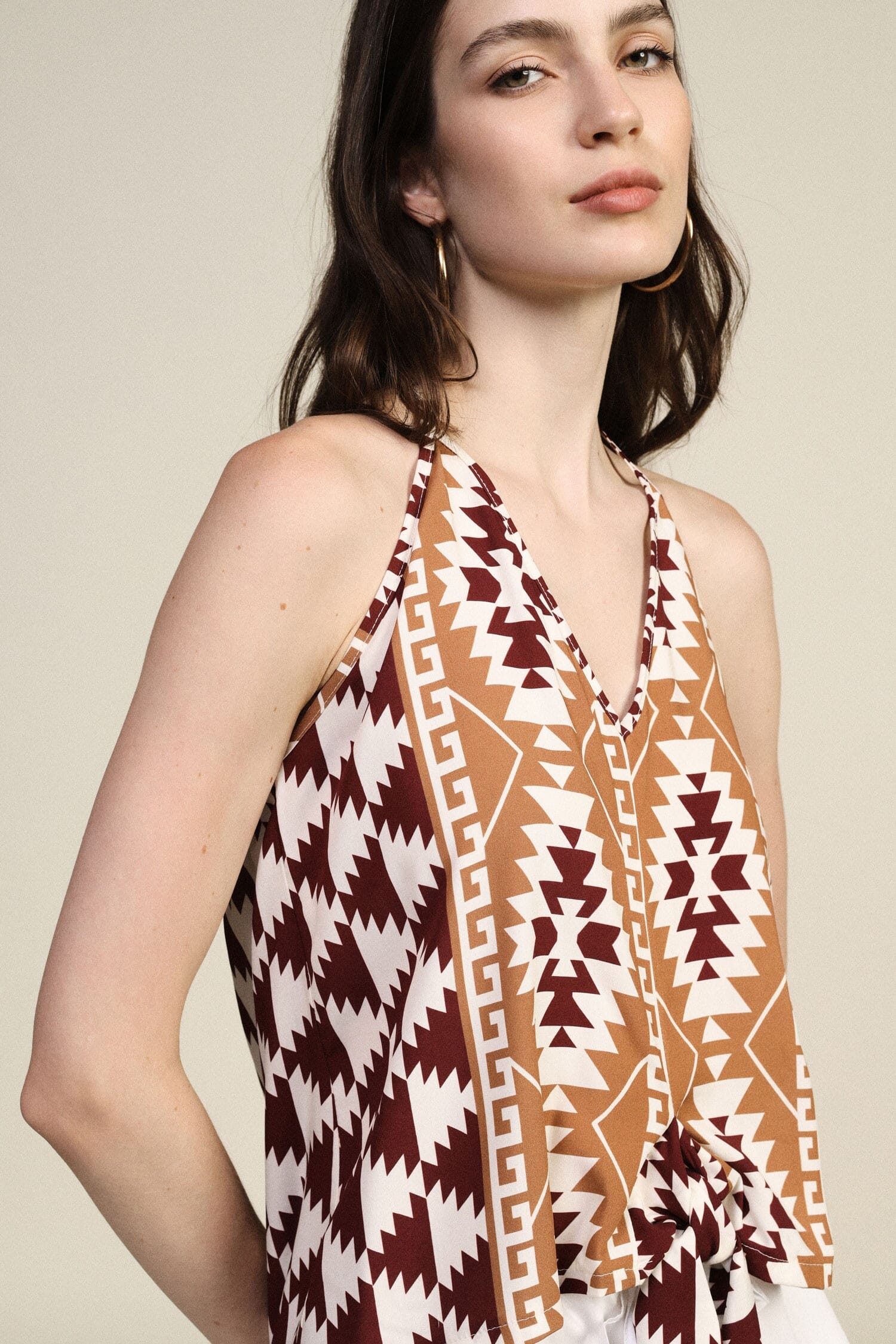 Haut à encolure nouée, motif géométrique « Dixie »