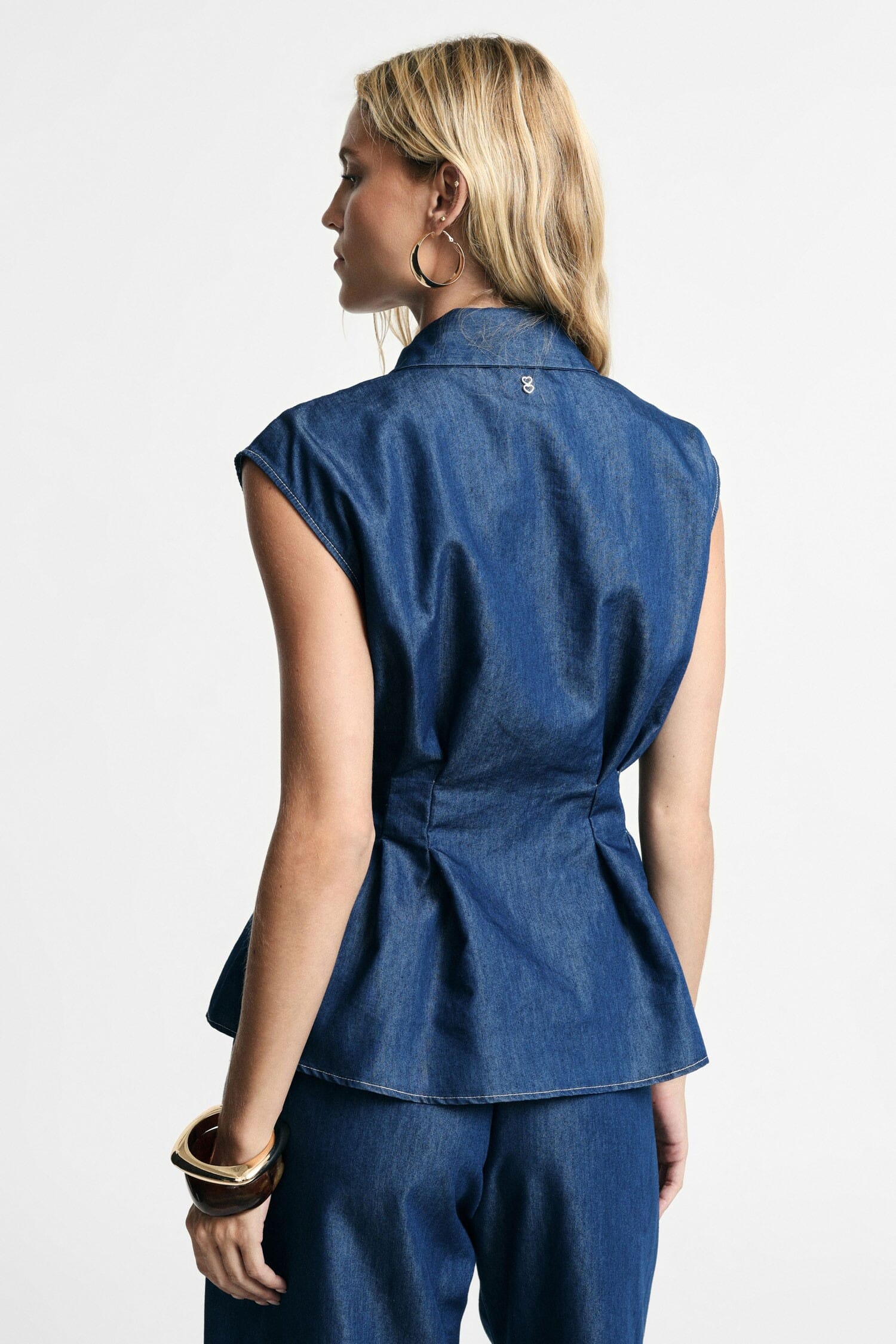 Camicia Smanicata Con Pieghe Frontali E Bottoni Please