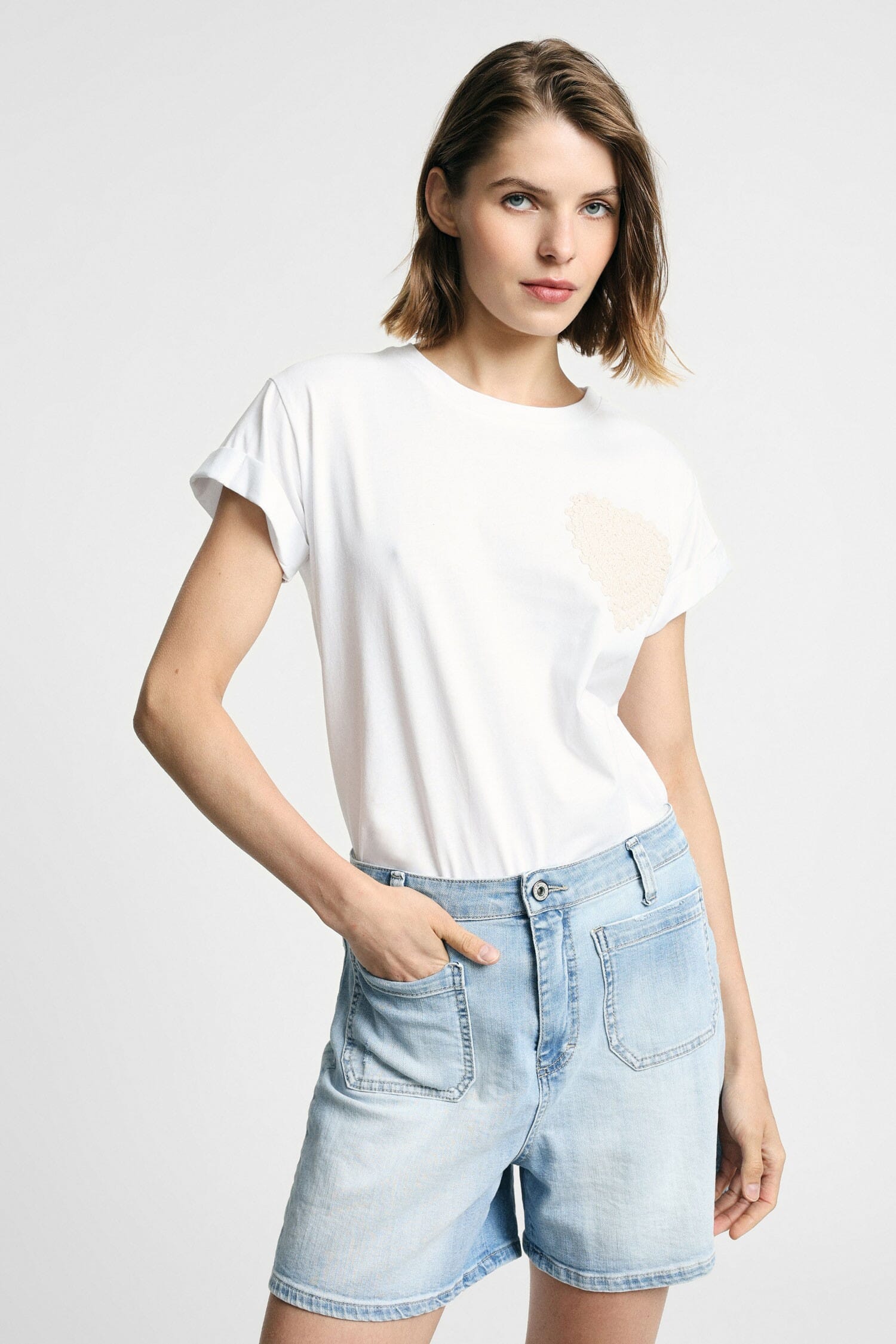 T-Shirt Maniche Corte Con Ricamo Cuore Frontale Please