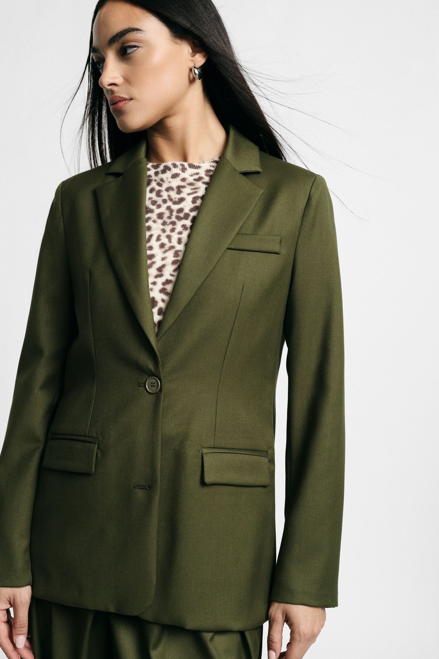 Blazer with a classic lapel and flap pockets, please
