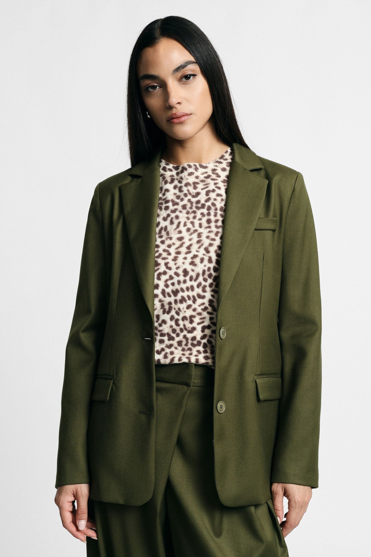 Blazer with a classic lapel and flap pockets, please