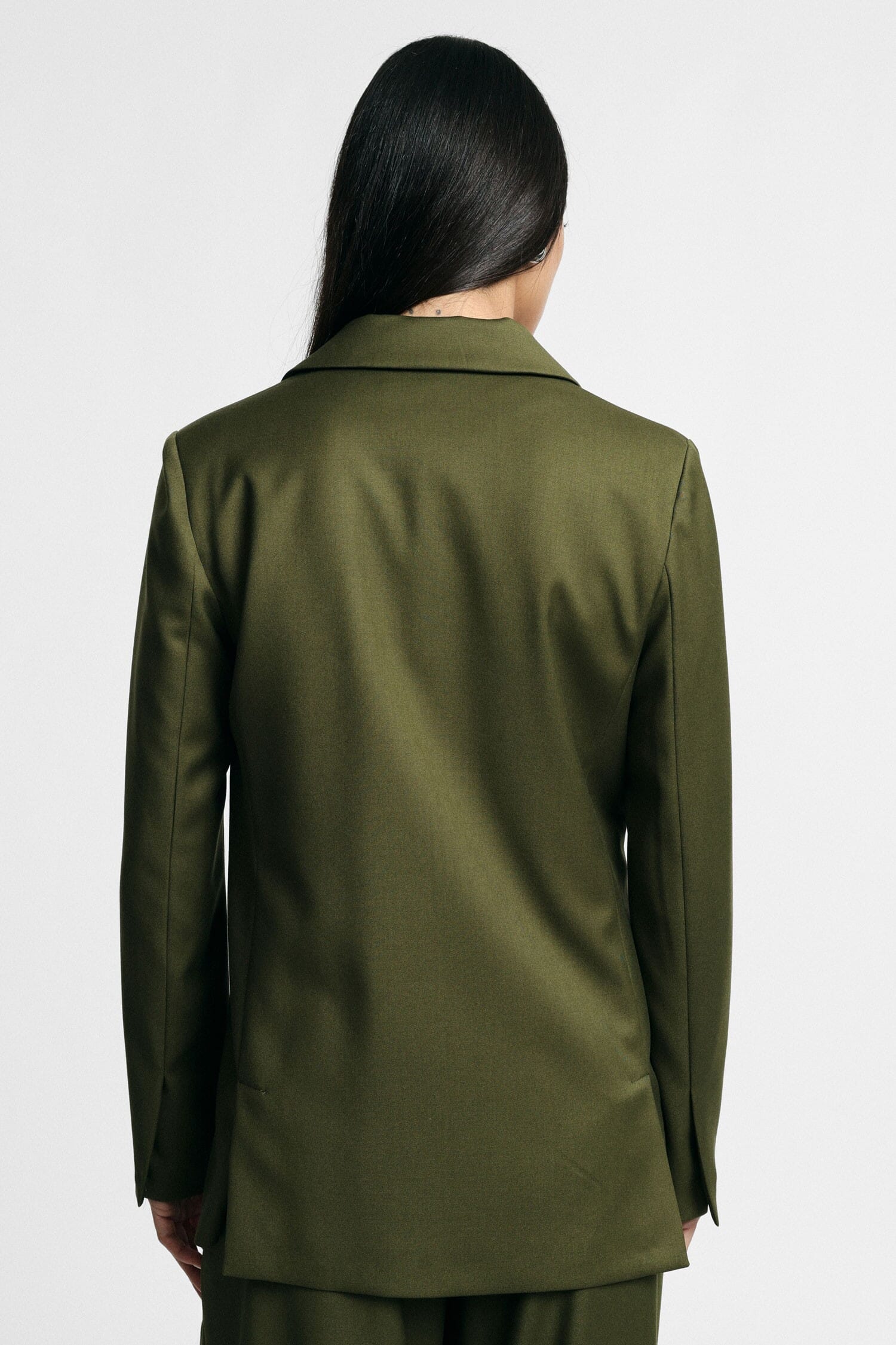 Blazer with a classic lapel and flap pockets, please
