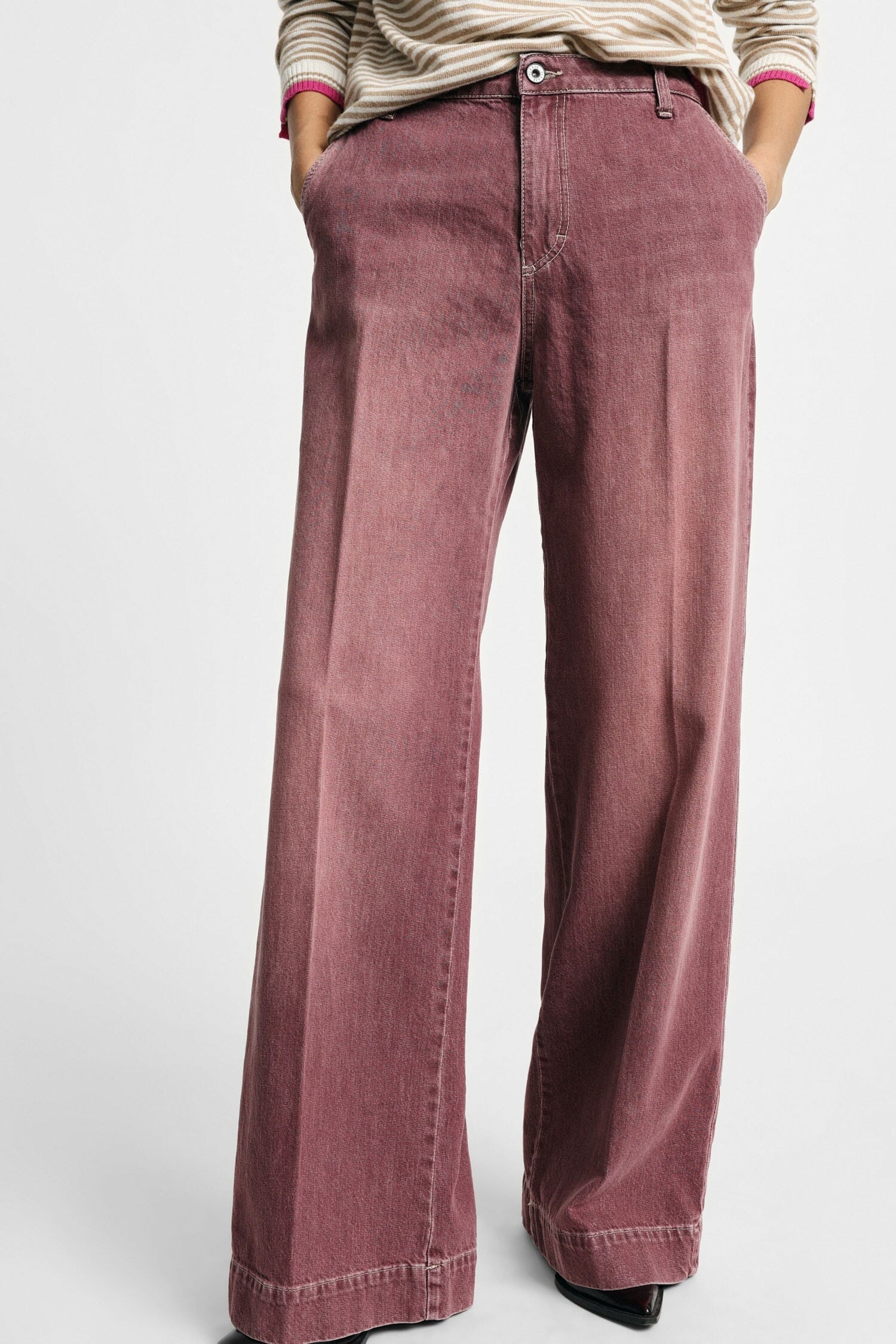 Wide-leg jeans with a button fastening, please