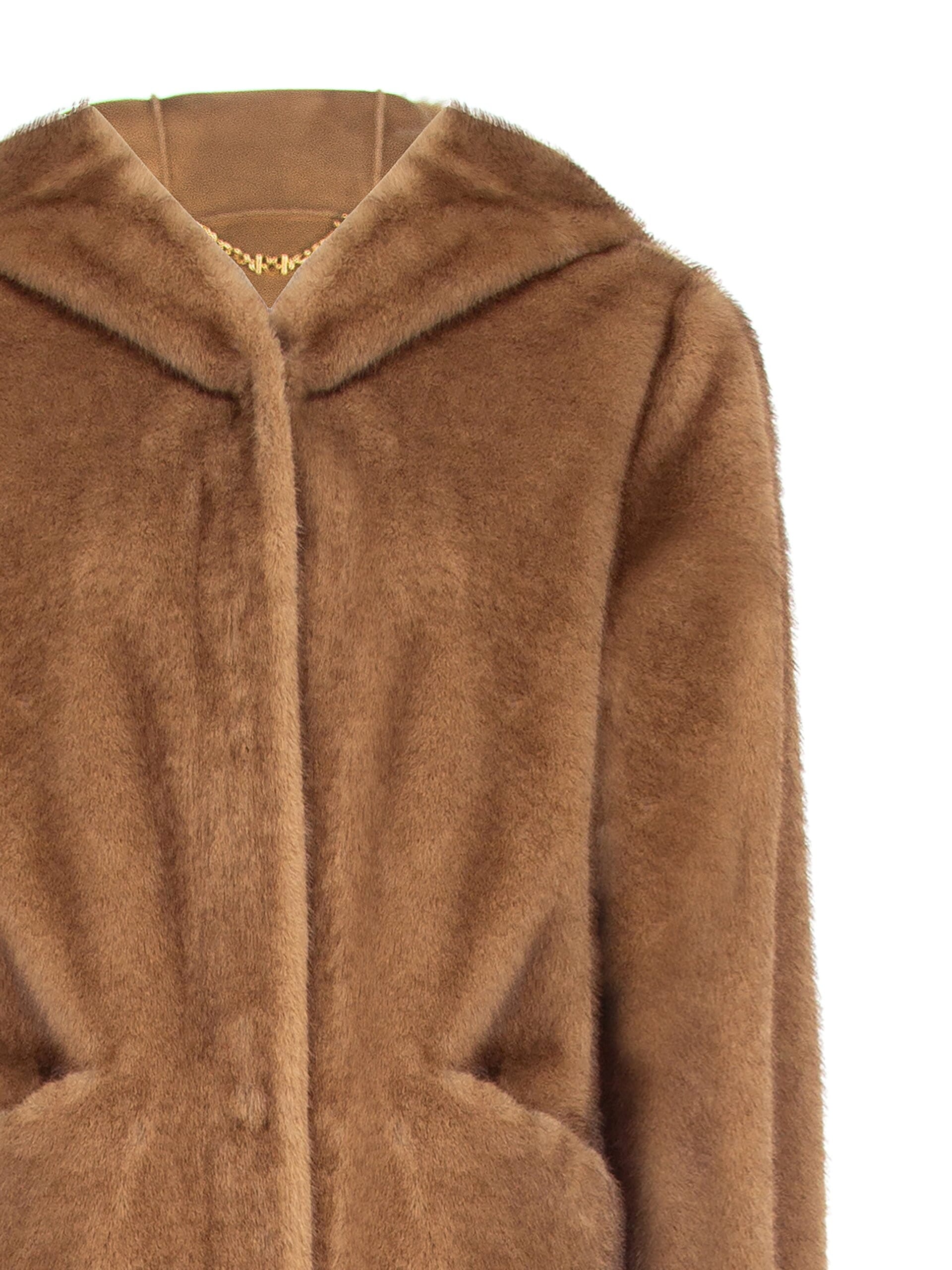 Cappotto Lungo Con Cappuccio In Morbida Pelliccia Sintetica E Tasche A Filo Rinascimento