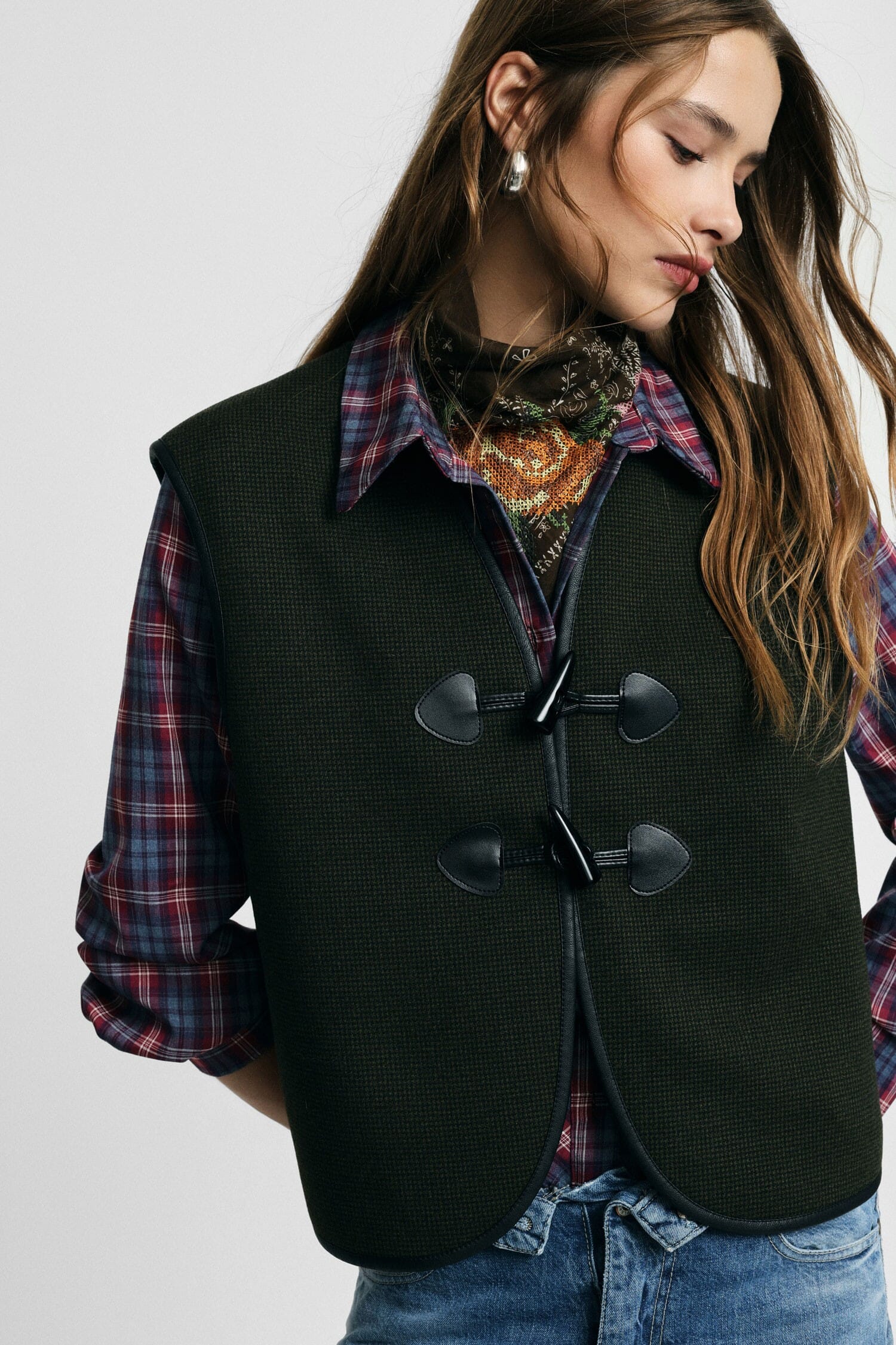 Gilet Con Chiusura A Alamari E Bordo A Contrasto Please