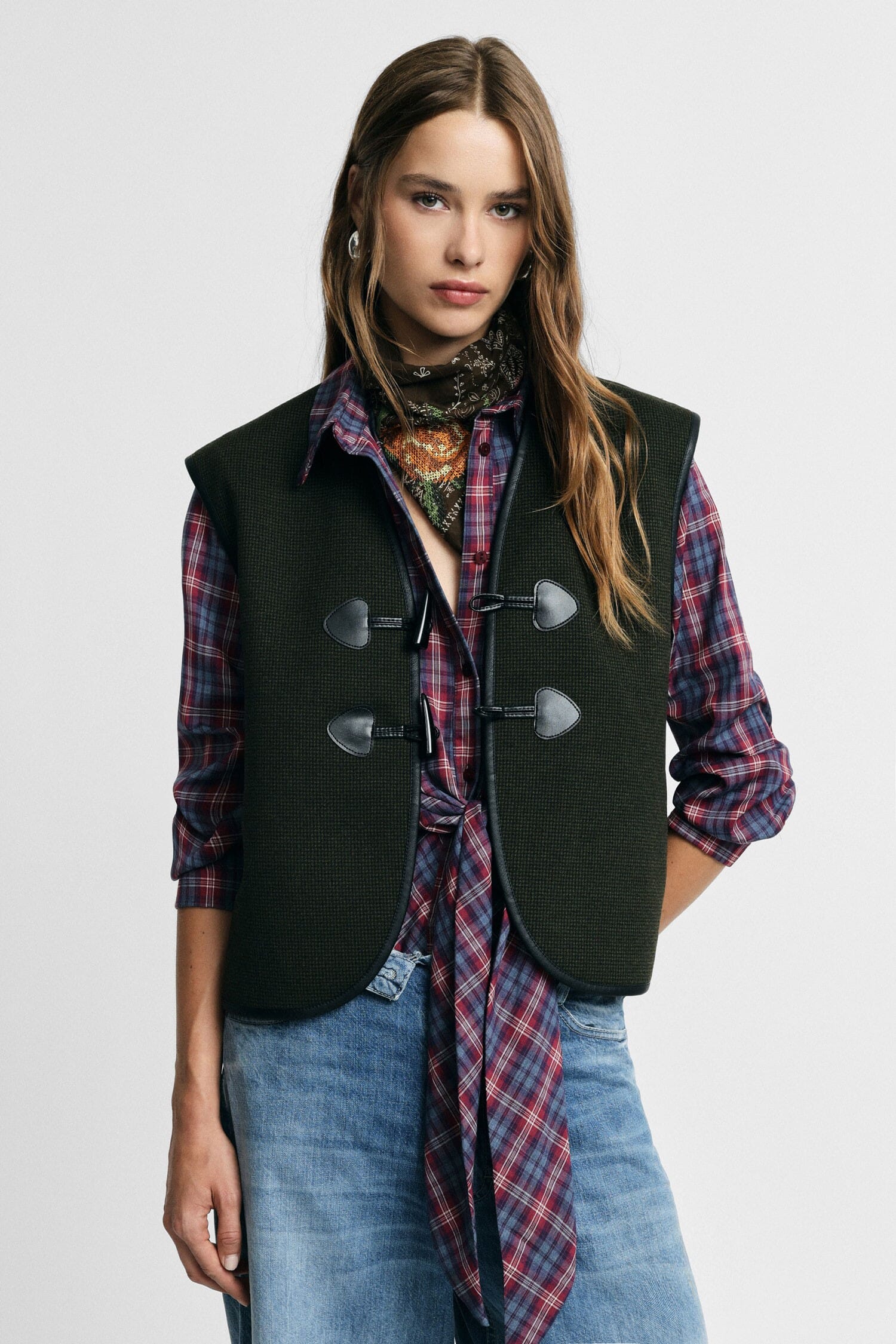Gilet Con Chiusura A Alamari E Bordo A Contrasto Please