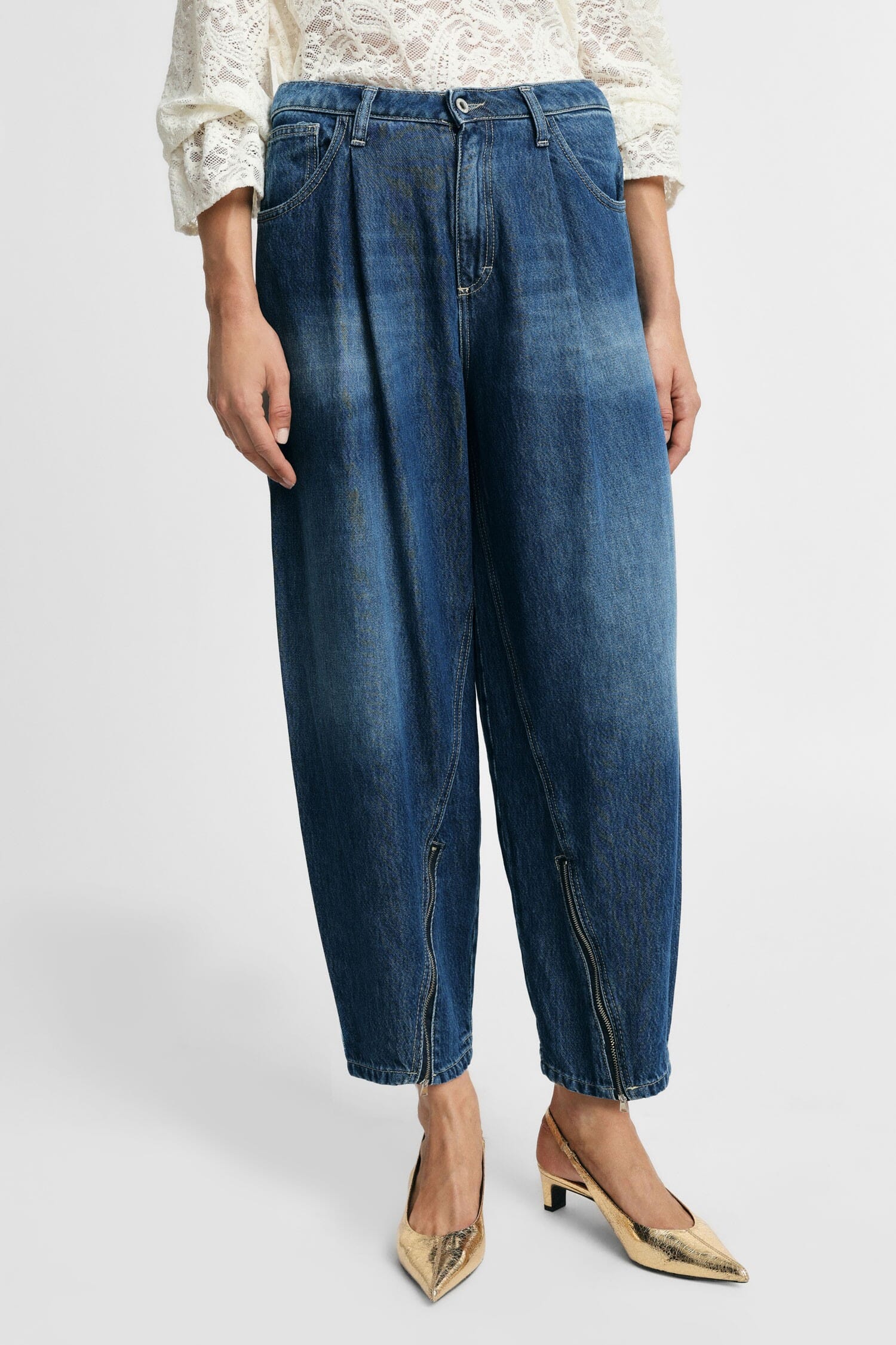 Balloon-fit jeans with a zip at the ankles, please