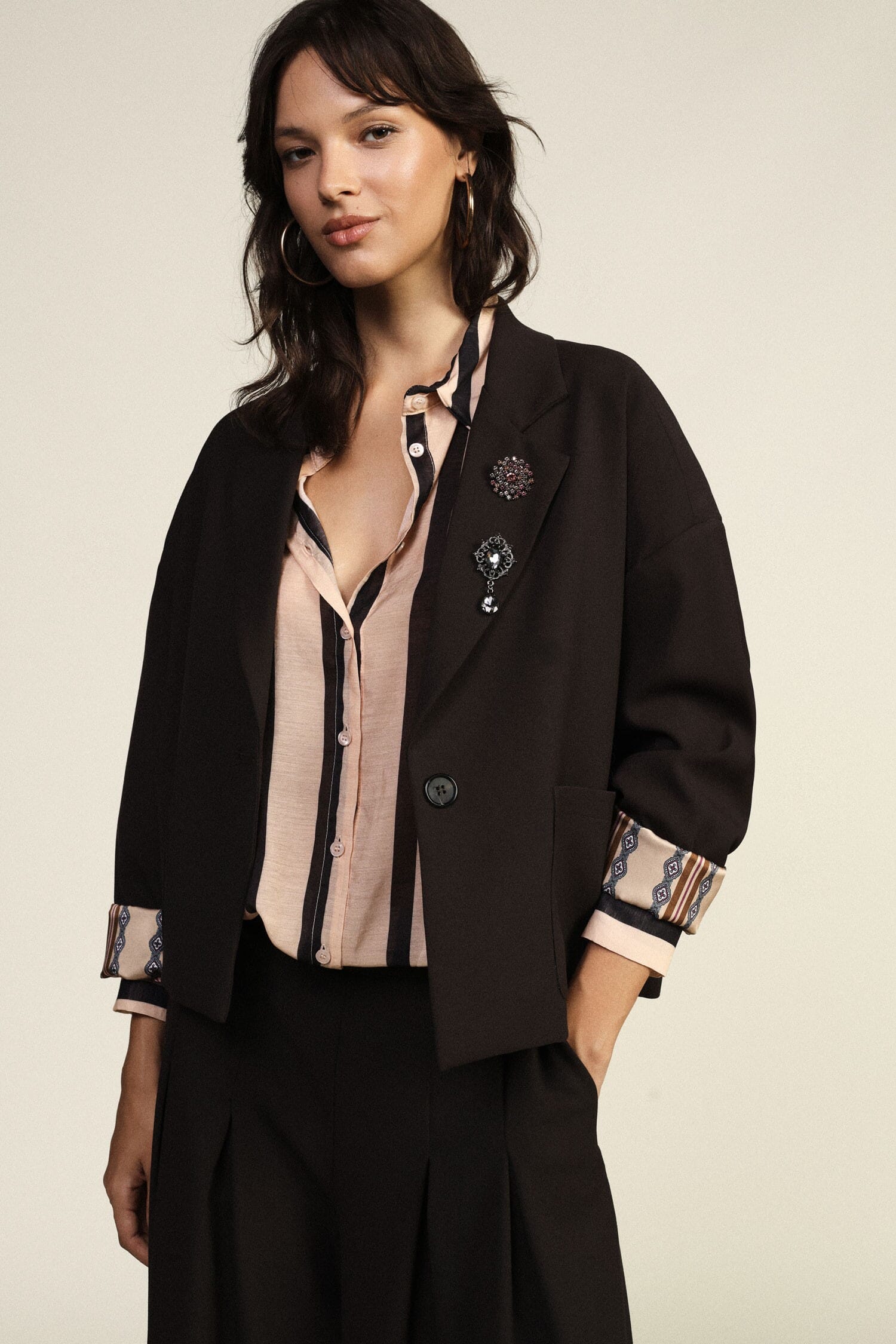 Blazer Corto Con Bottoni Decorativi E Tasche Frontali Dixie