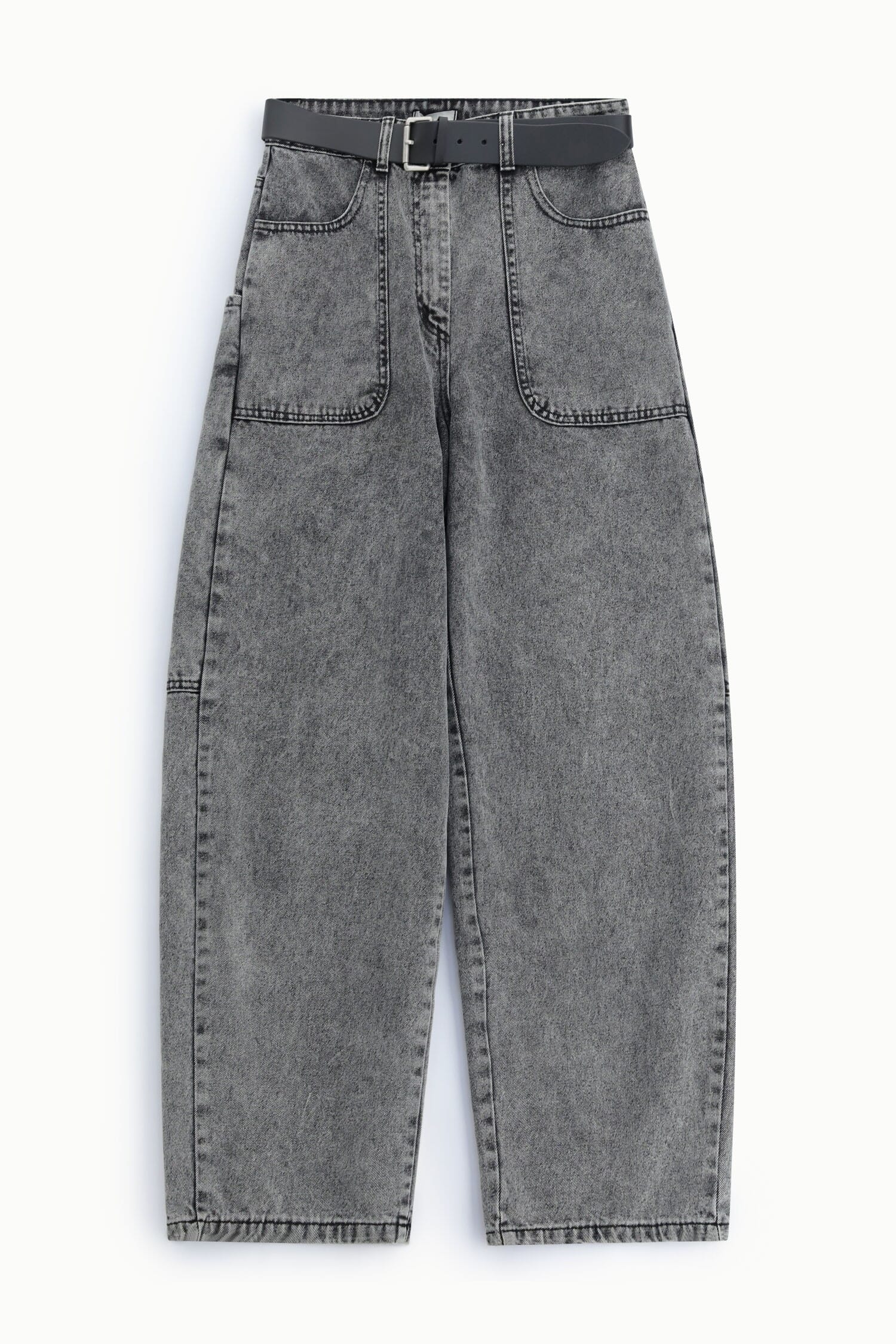 Balloon-style jeans with large pockets and a Dixie belt
