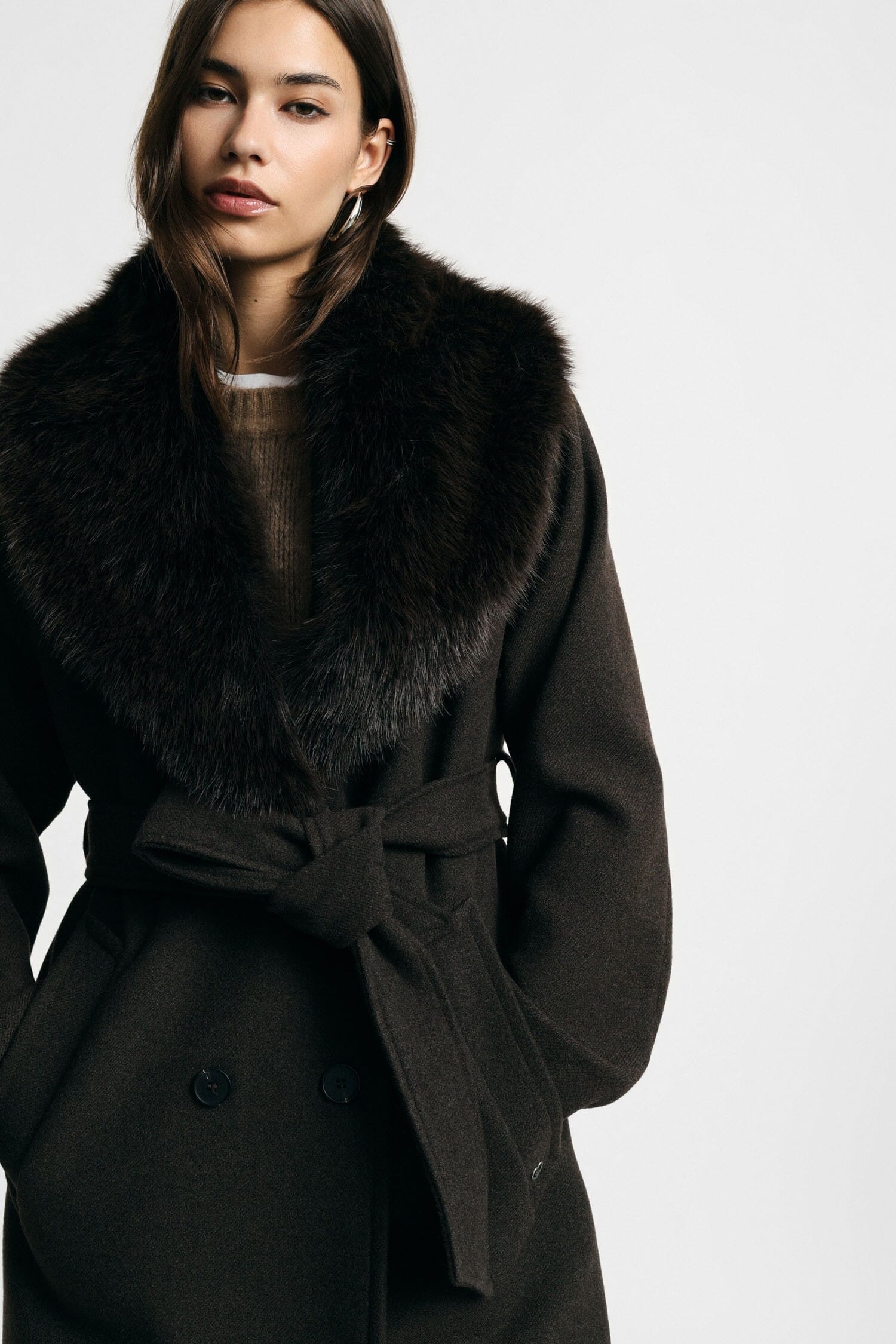 Manteau long à grand col en fourrure Please