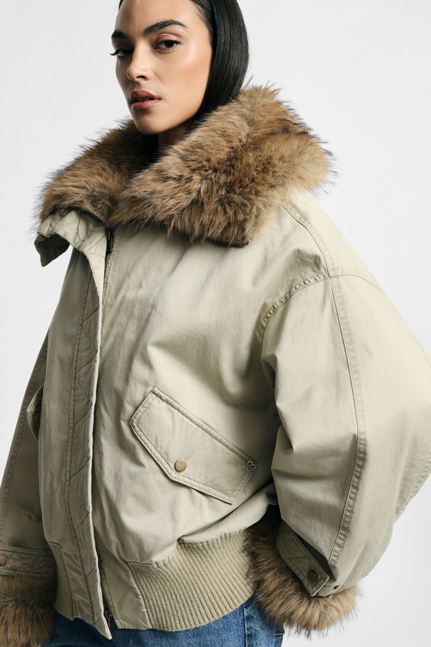 Parka Corta Con Cappuccio E Dettagli In Pelliccia Please