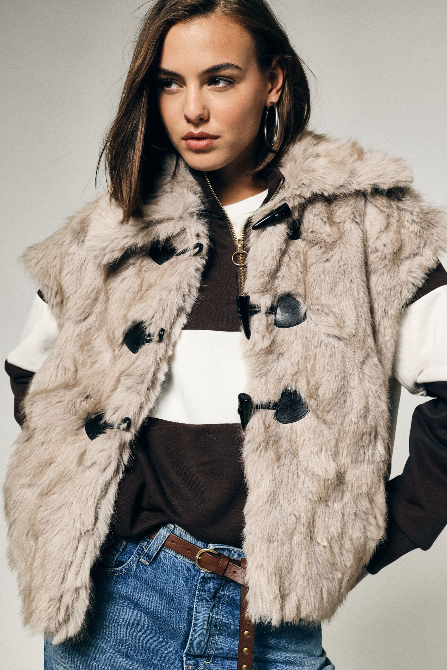Gilet Eco-Fur Con Chiusura A Alamari E Colletto Ampio Please