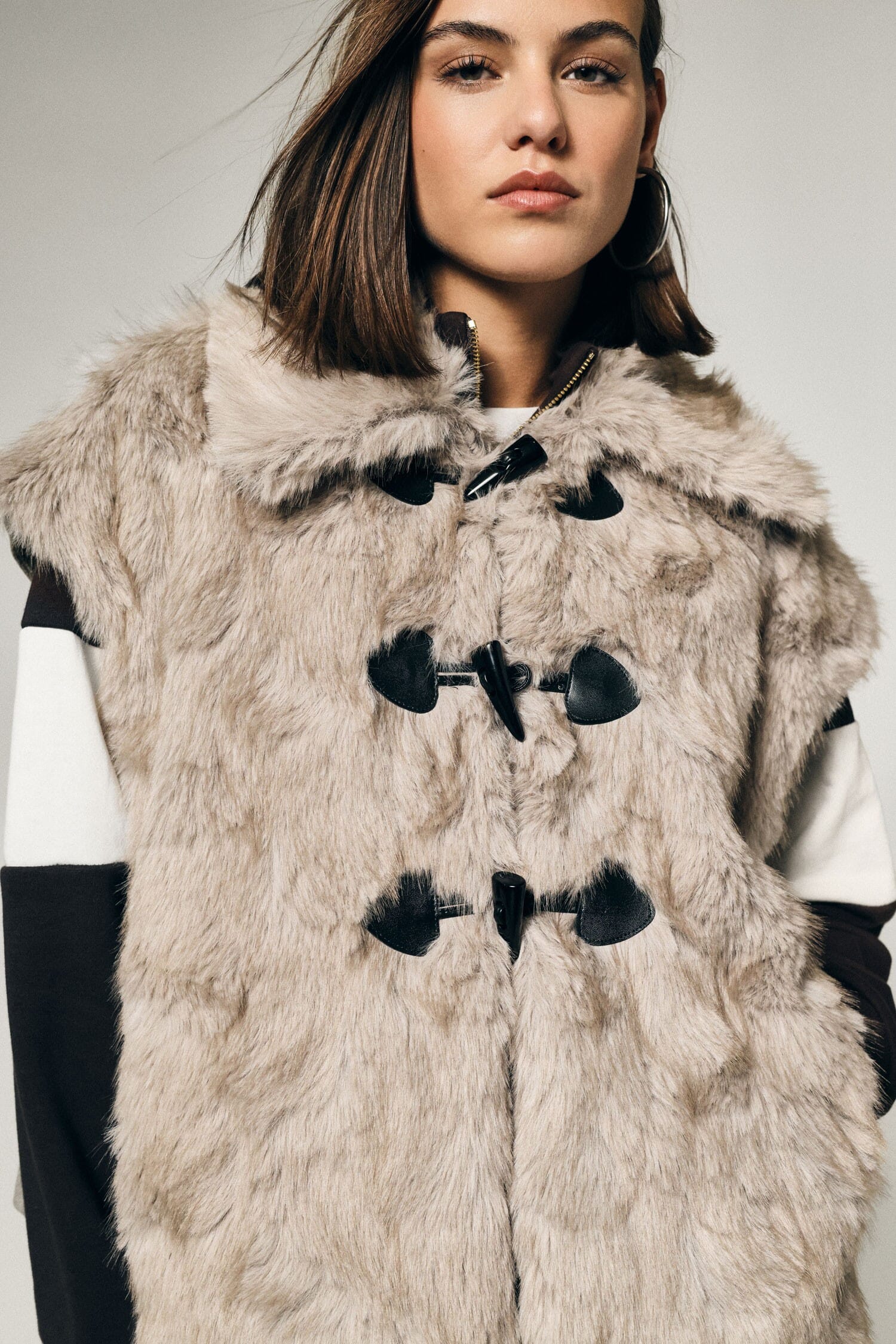Gilet Eco-Fur Con Chiusura A Alamari E Colletto Ampio Please