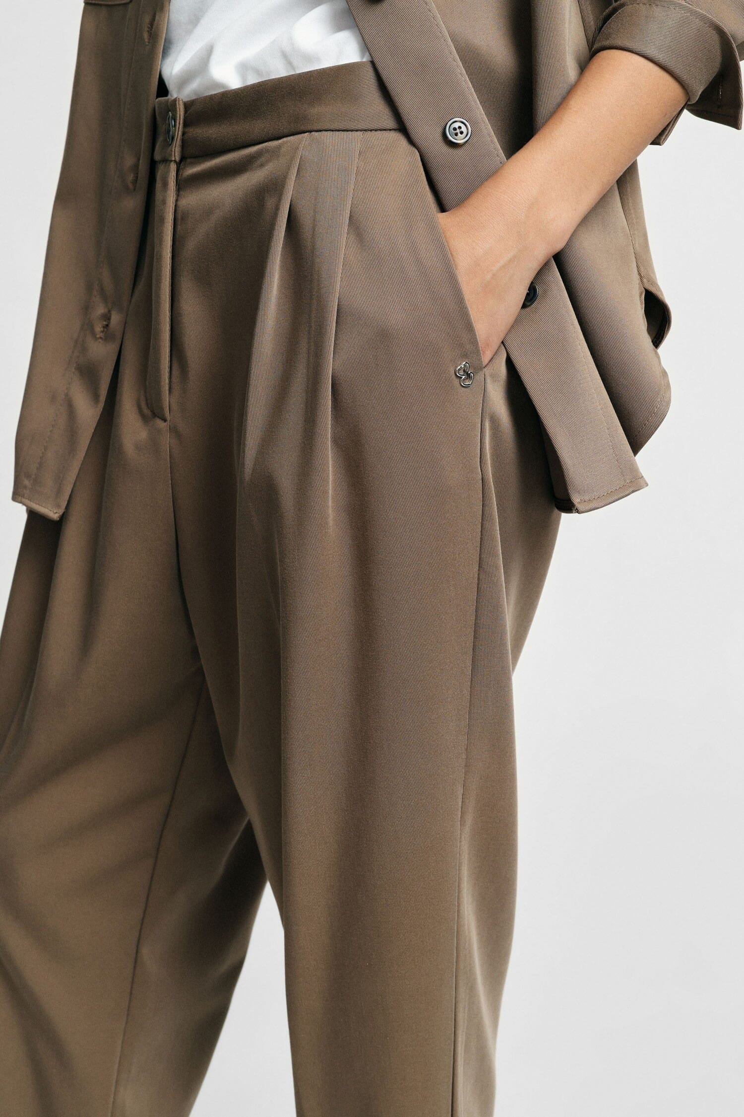 Pantalon à pinces, taille haute et revers, Please