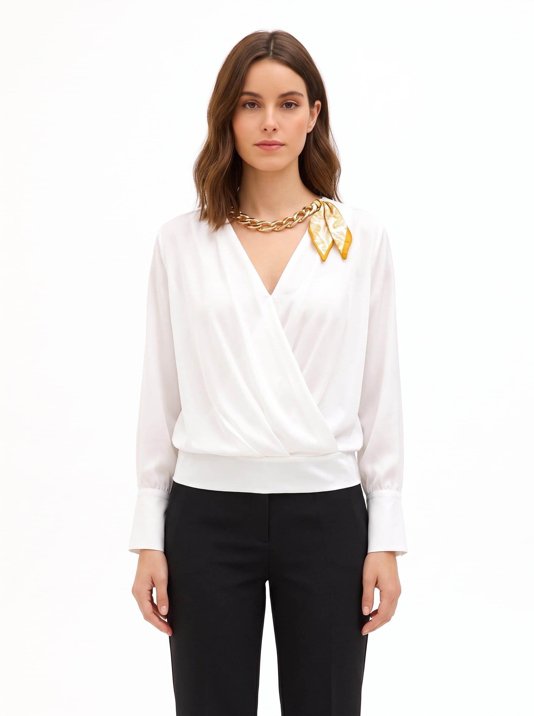 Blouse ample en satin mat, encolure en V croisée, avec collier composé d'un foulard et d'une chaîne « Rinascimento »